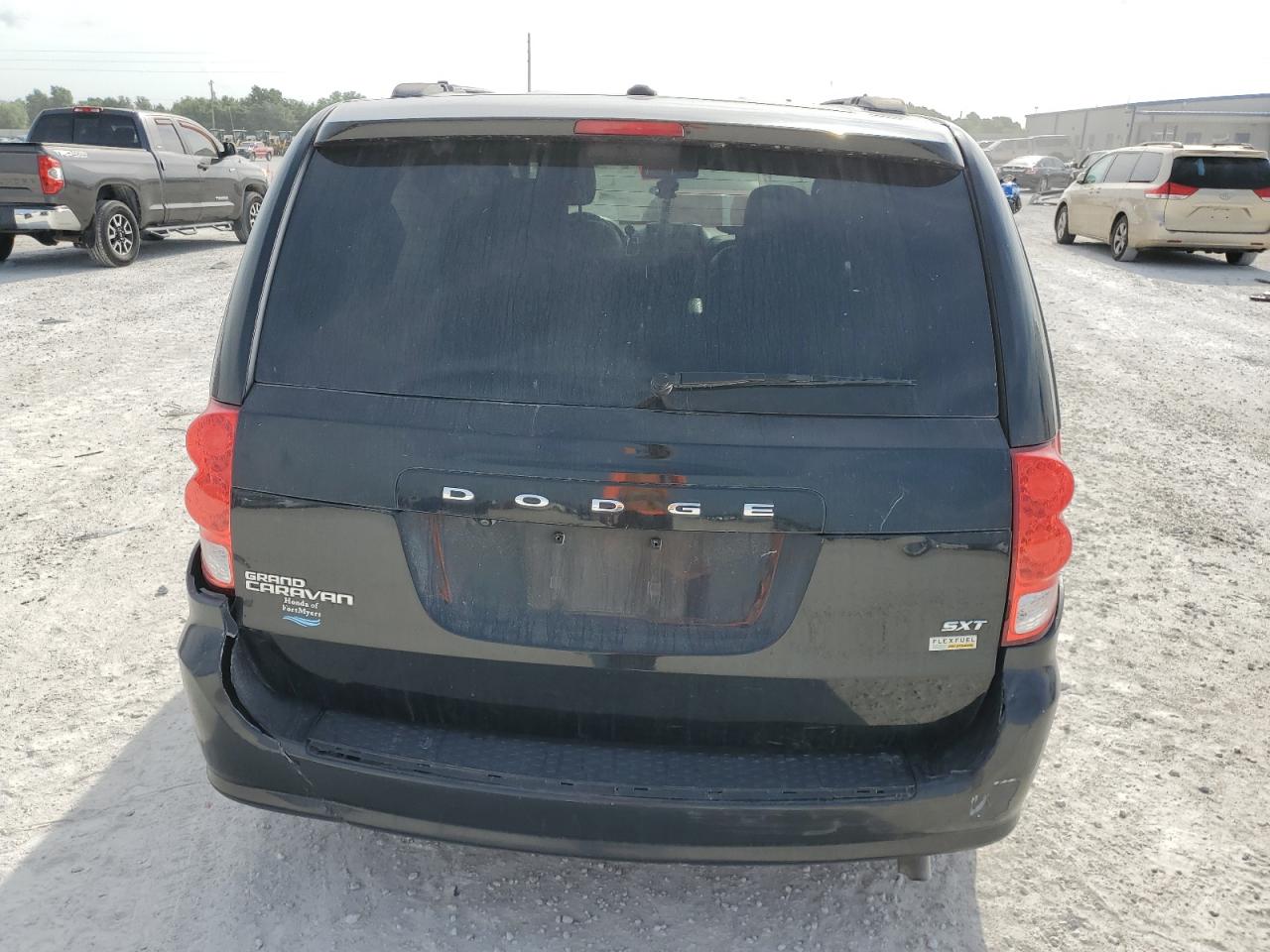 Photo 5 VIN: 2C4RDGCG0JR325669 - DODGE CARAVAN 