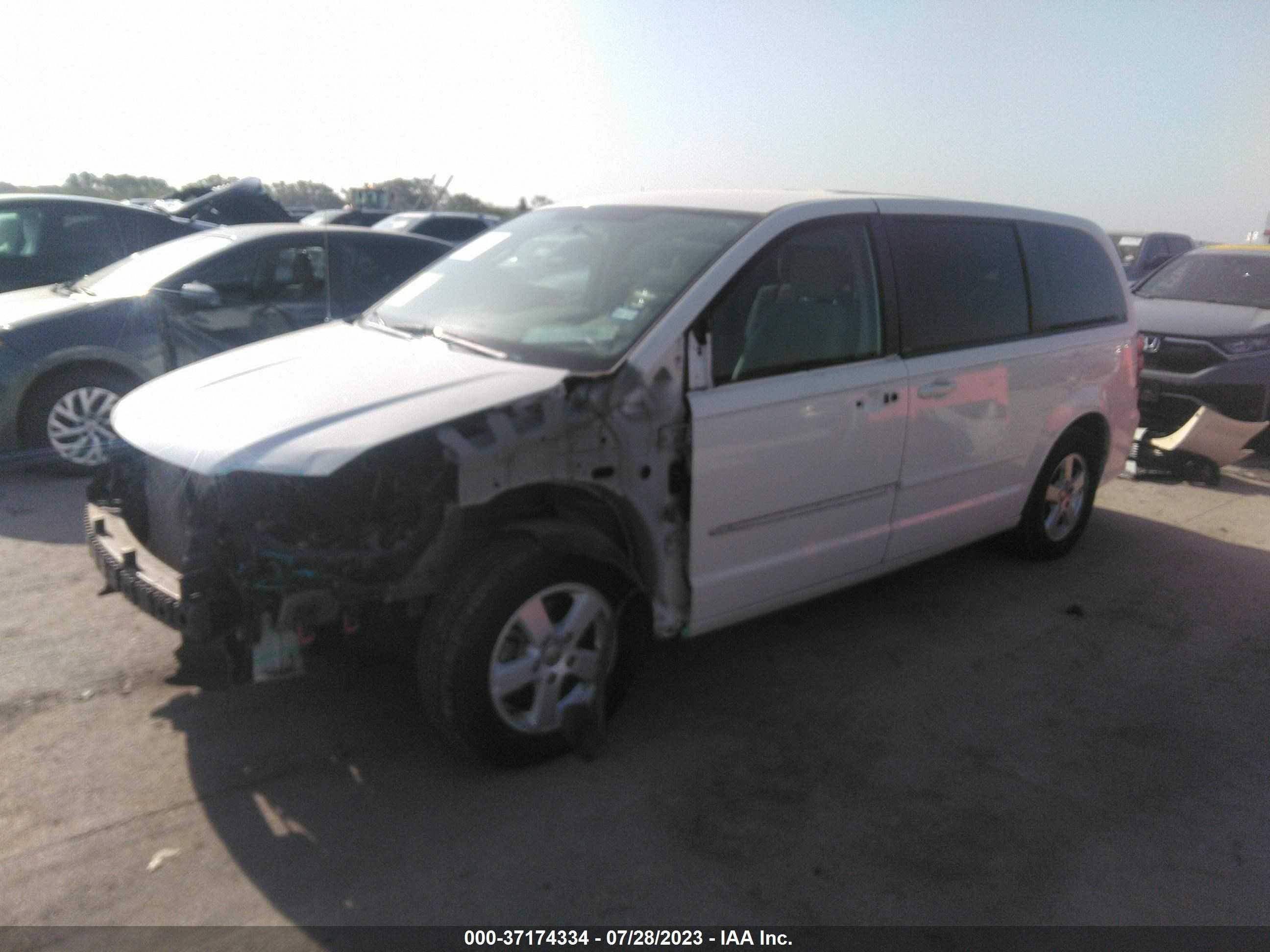 Photo 1 VIN: 2C4RDGCG1DR502931 - DODGE CARAVAN 