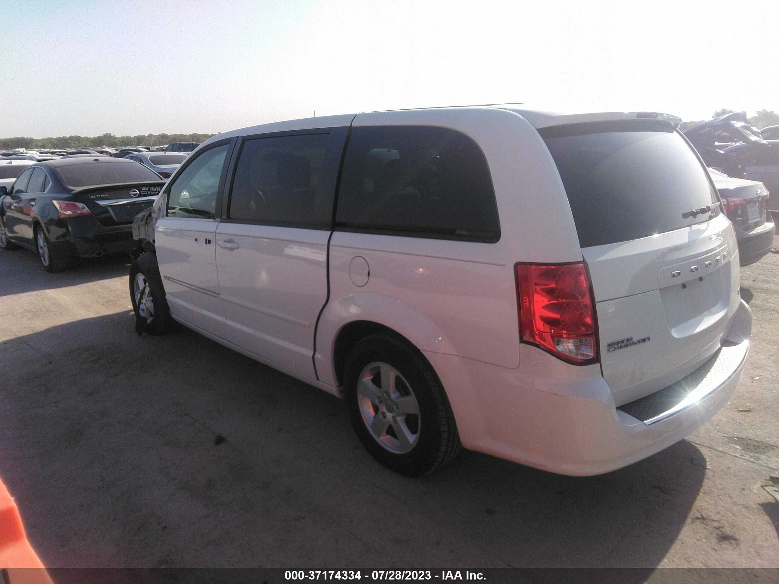 Photo 2 VIN: 2C4RDGCG1DR502931 - DODGE CARAVAN 