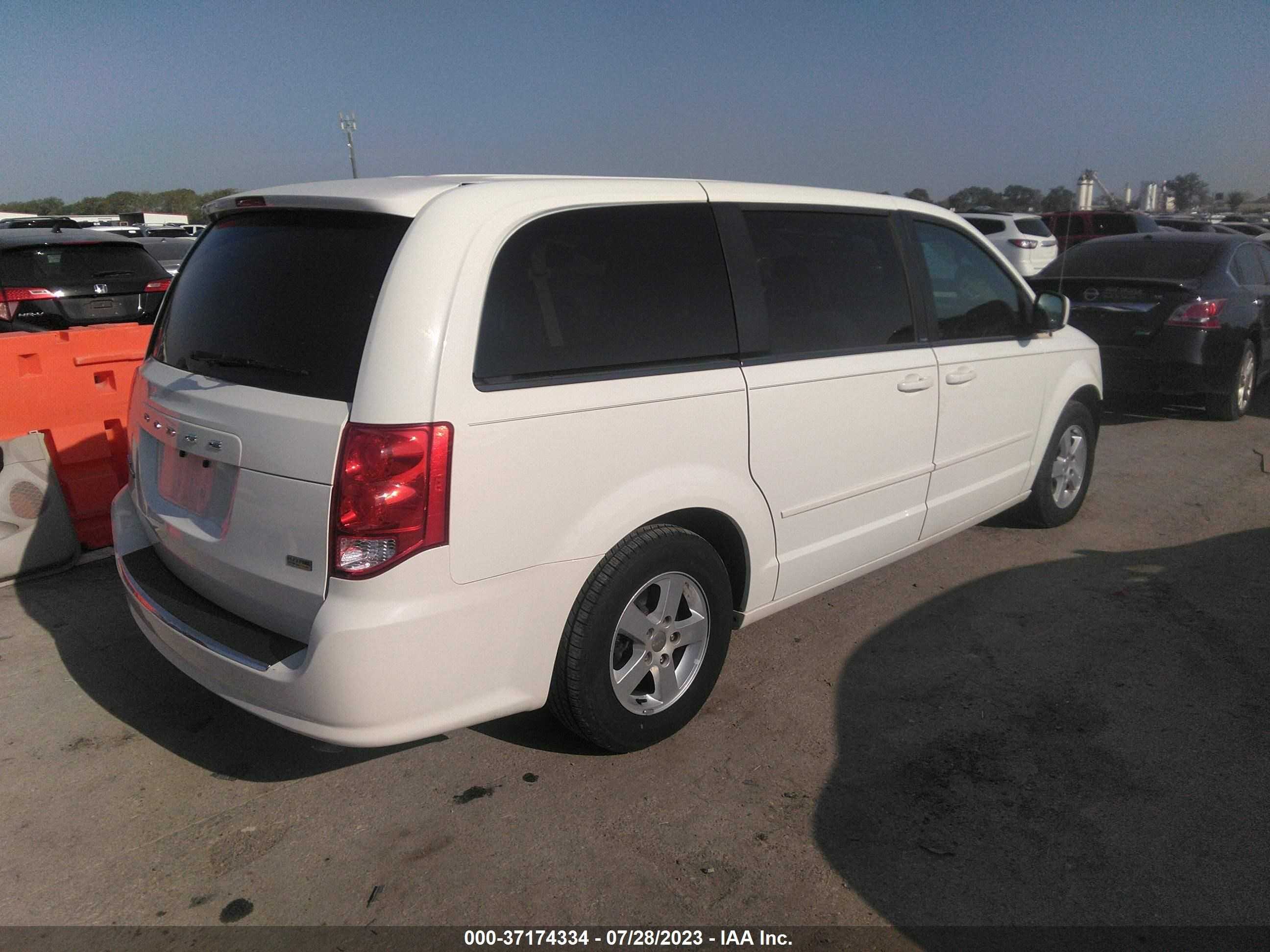 Photo 3 VIN: 2C4RDGCG1DR502931 - DODGE CARAVAN 