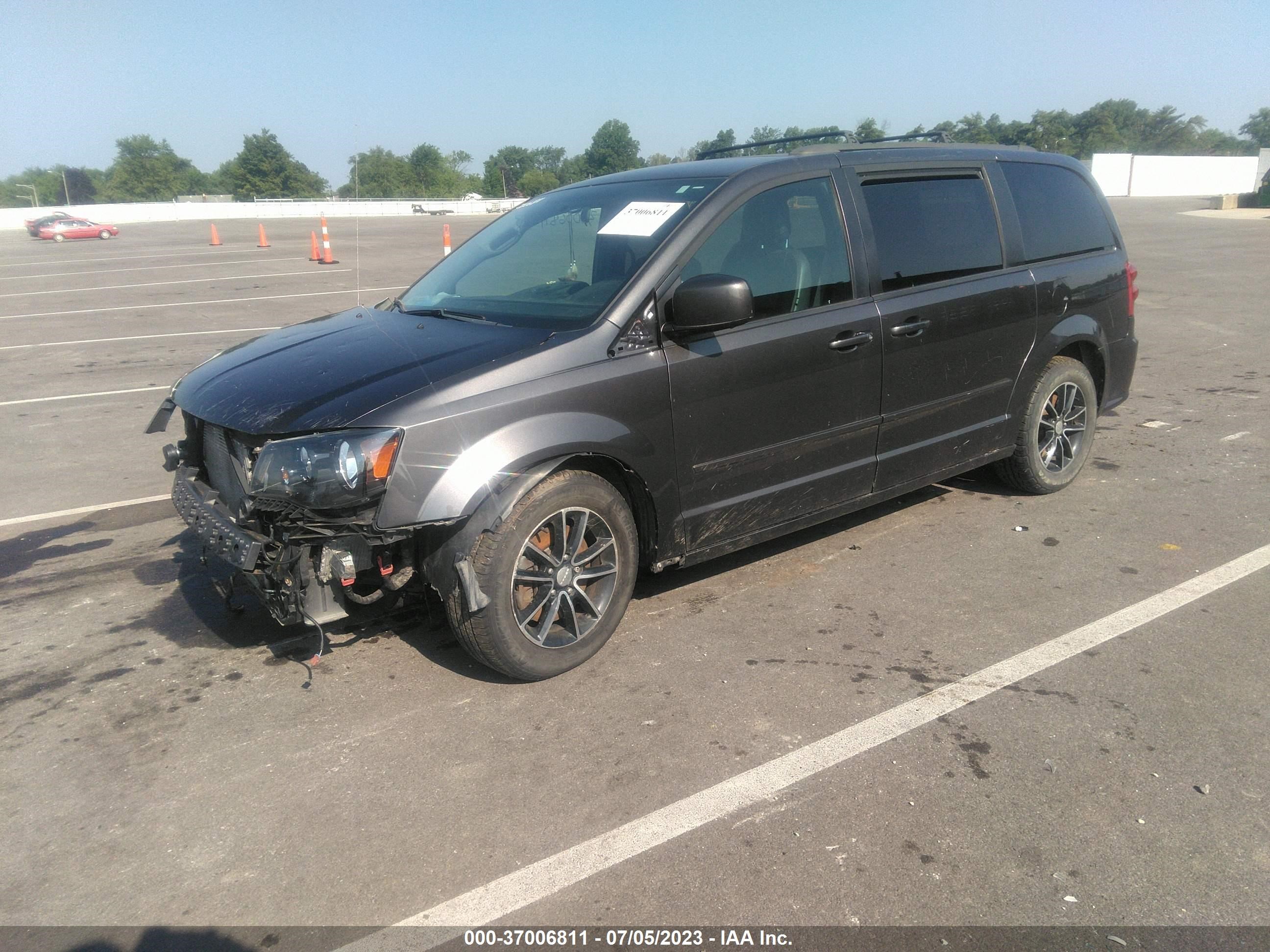 Photo 1 VIN: 2C4RDGCG1DR523620 - DODGE CARAVAN 