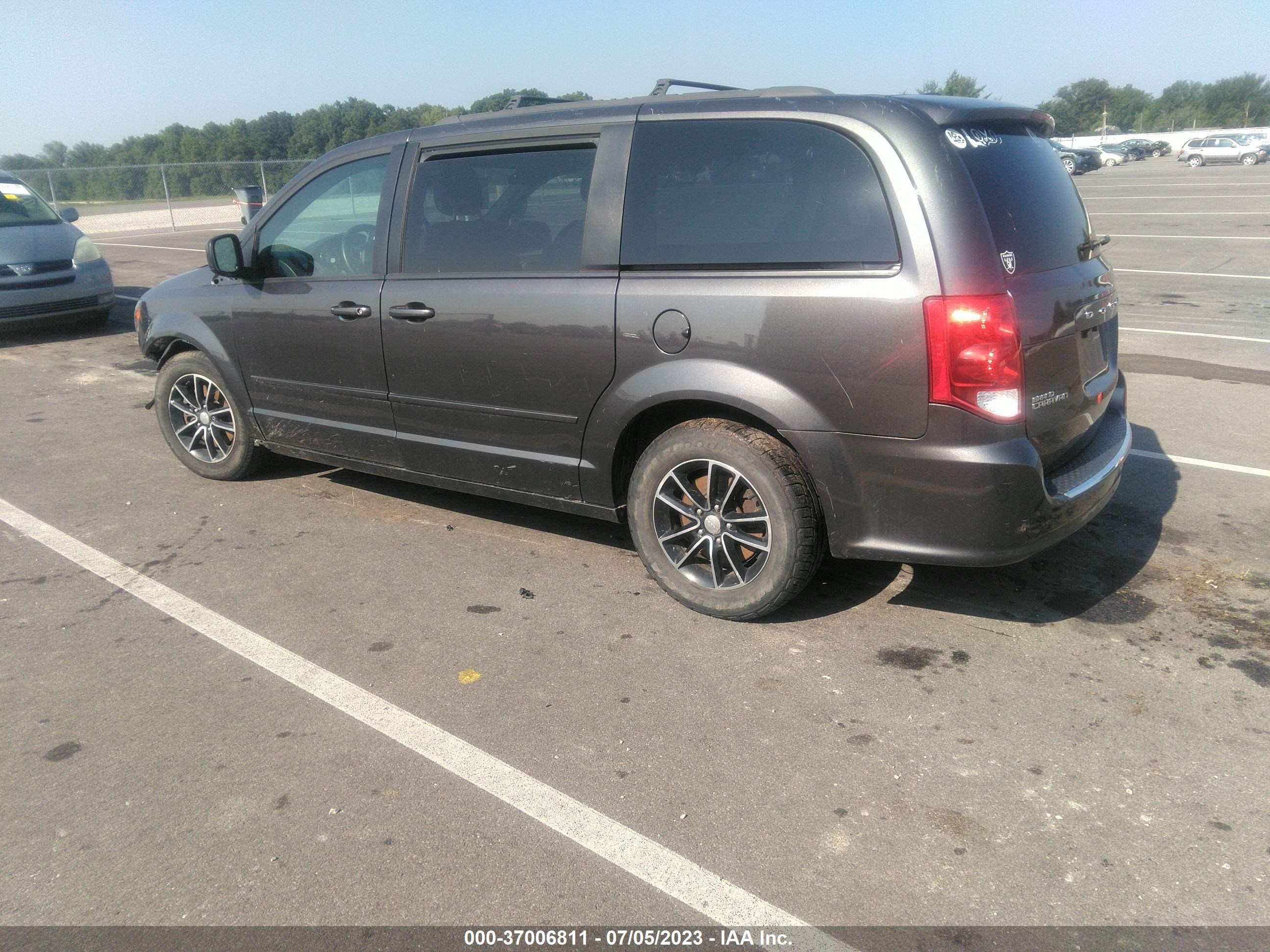 Photo 2 VIN: 2C4RDGCG1DR523620 - DODGE CARAVAN 