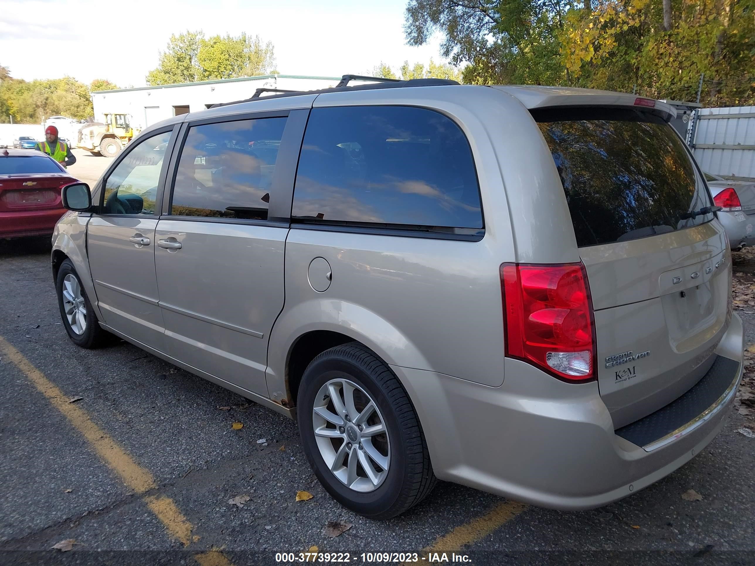 Photo 2 VIN: 2C4RDGCG1DR740276 - DODGE CARAVAN 