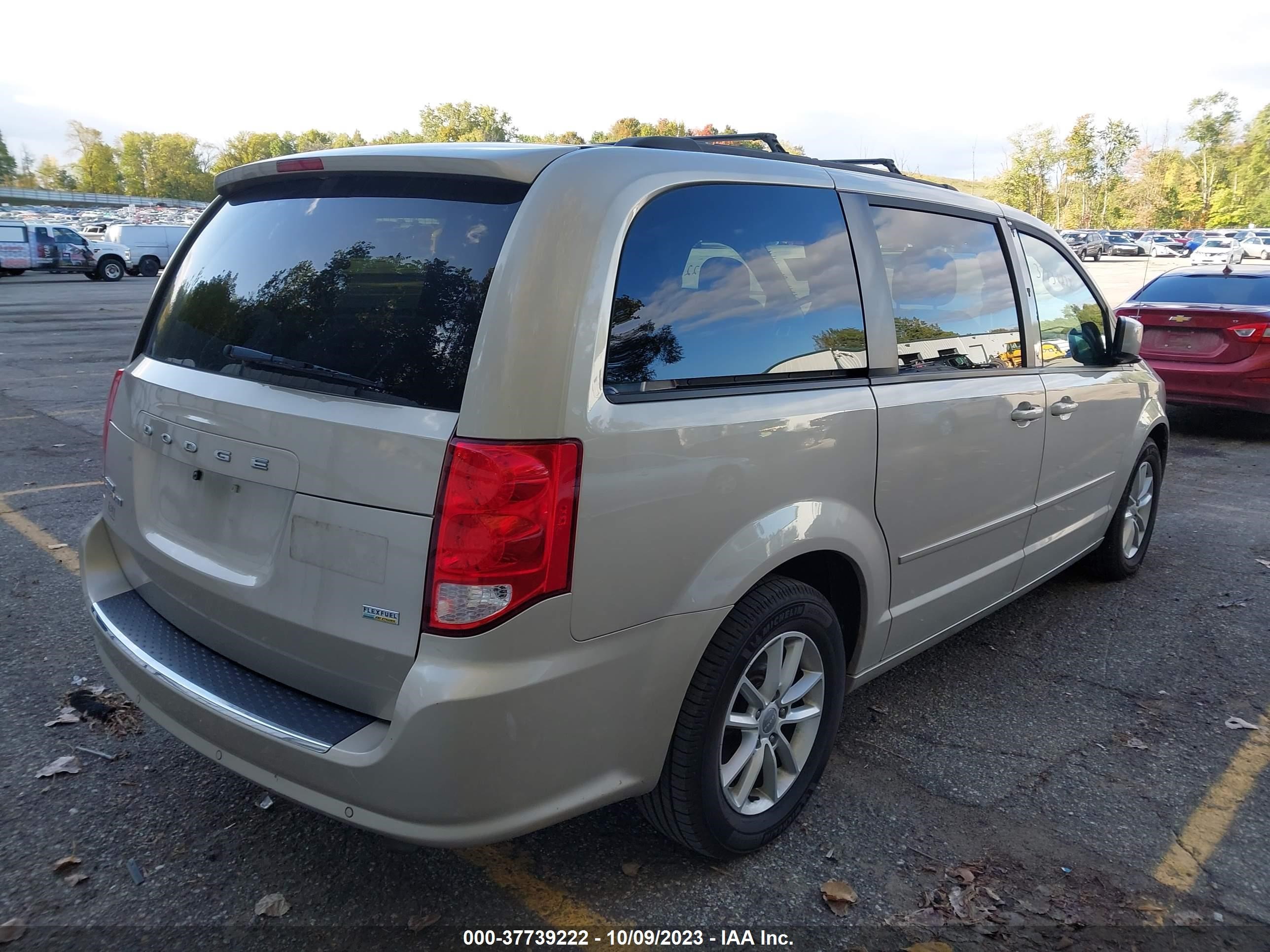 Photo 3 VIN: 2C4RDGCG1DR740276 - DODGE CARAVAN 