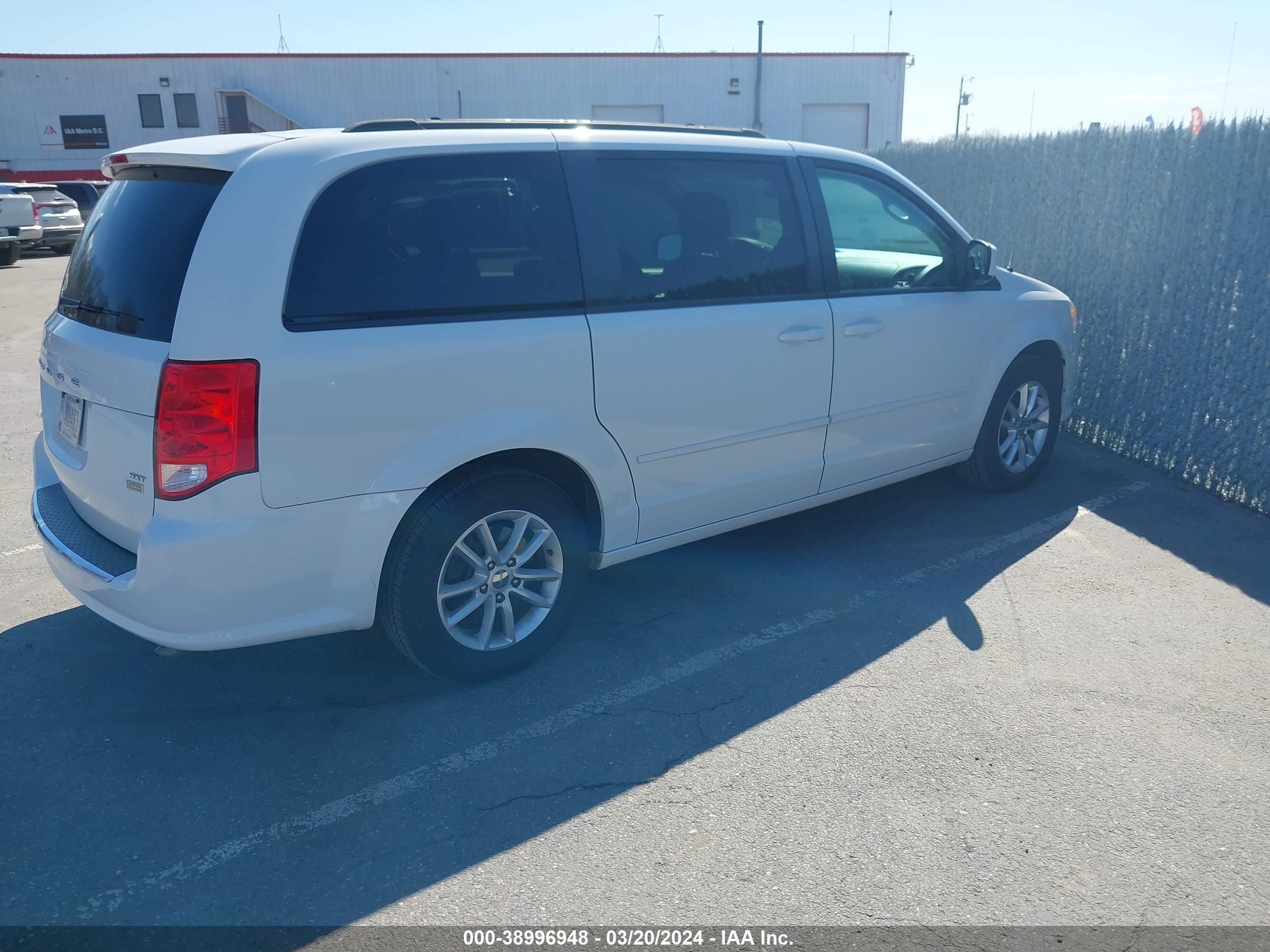 Photo 3 VIN: 2C4RDGCG1GR122752 - DODGE CARAVAN 