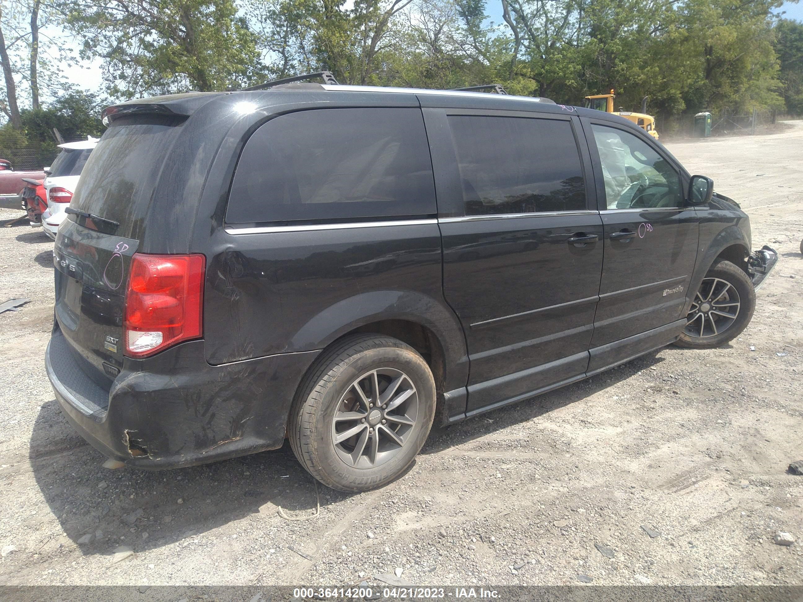 Photo 3 VIN: 2C4RDGCG1HR589865 - DODGE CARAVAN 