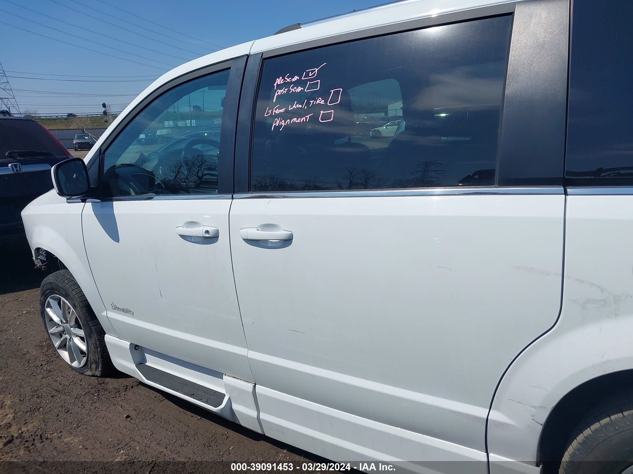 Photo 14 VIN: 2C4RDGCG1JR178844 - DODGE CARAVAN 