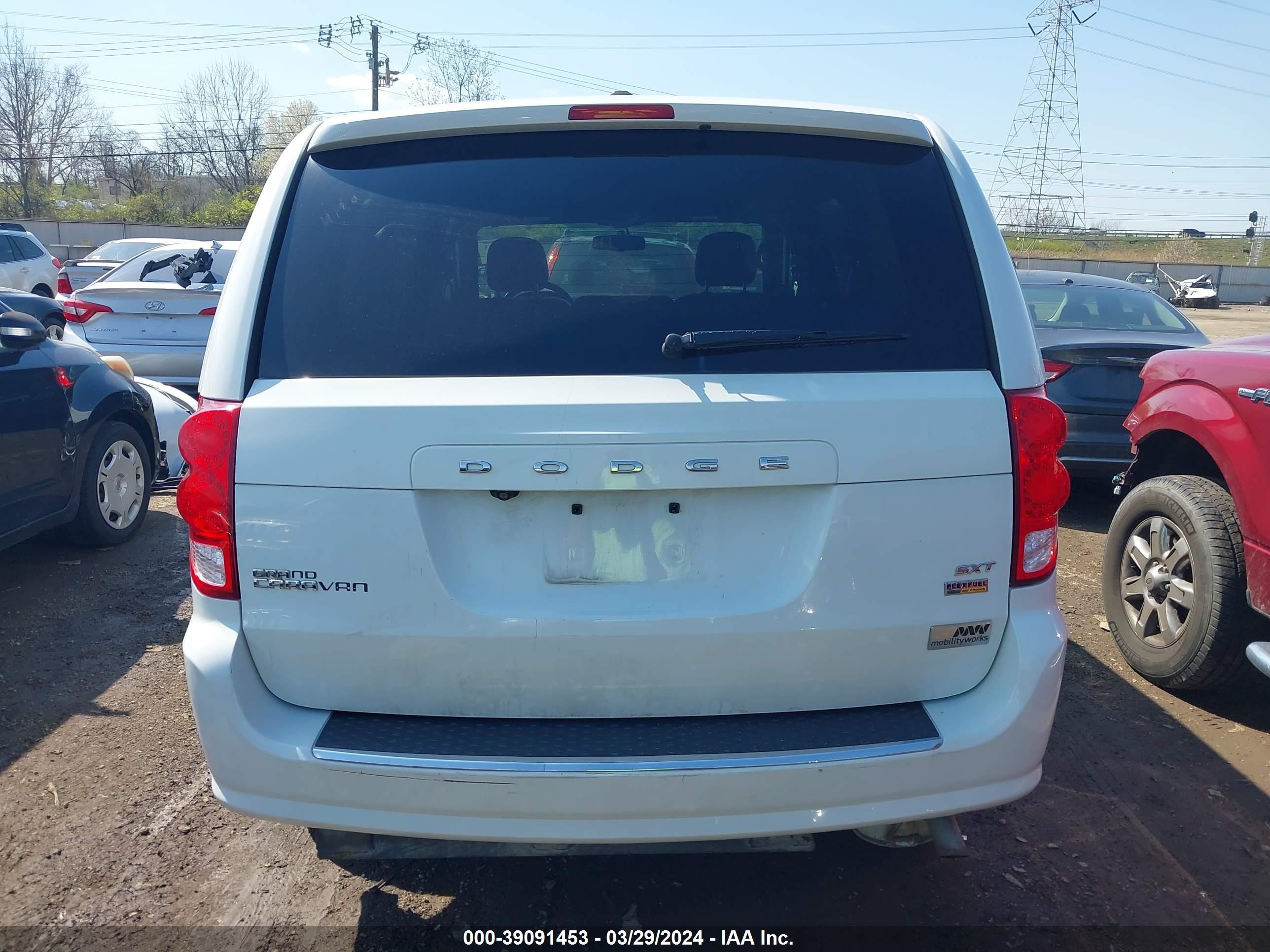 Photo 16 VIN: 2C4RDGCG1JR178844 - DODGE CARAVAN 