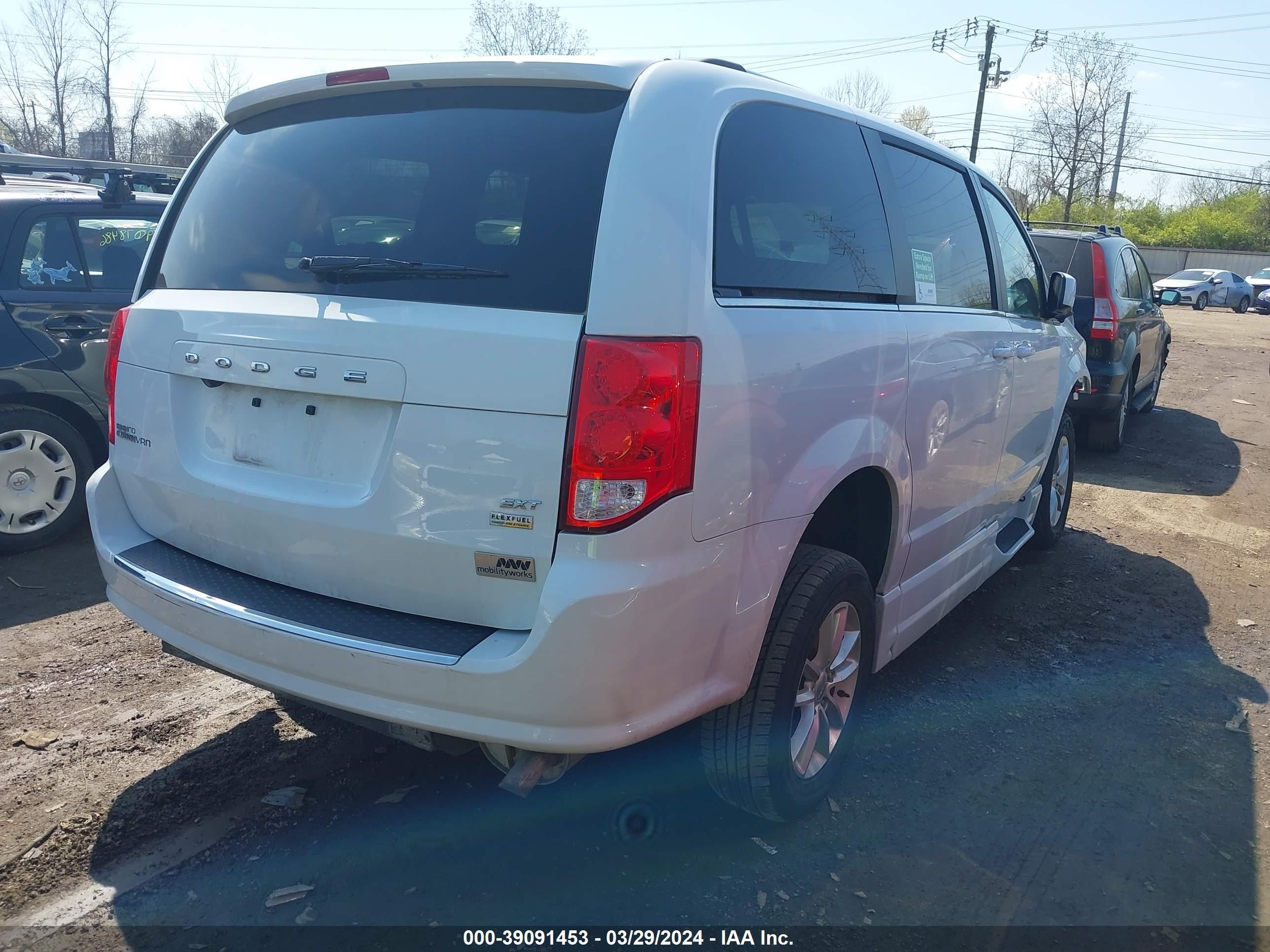 Photo 3 VIN: 2C4RDGCG1JR178844 - DODGE CARAVAN 