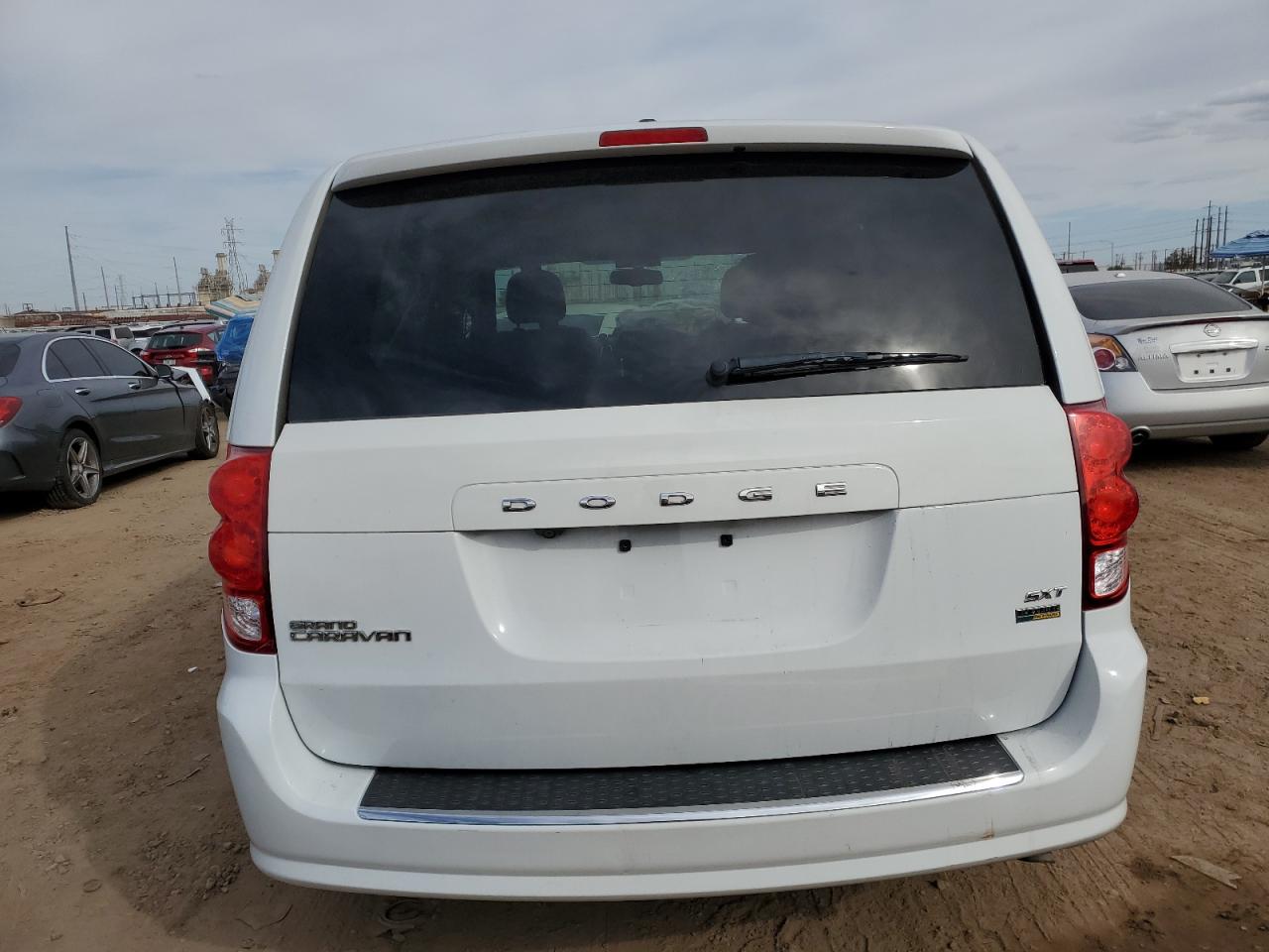 Photo 5 VIN: 2C4RDGCG1JR241697 - DODGE CARAVAN 