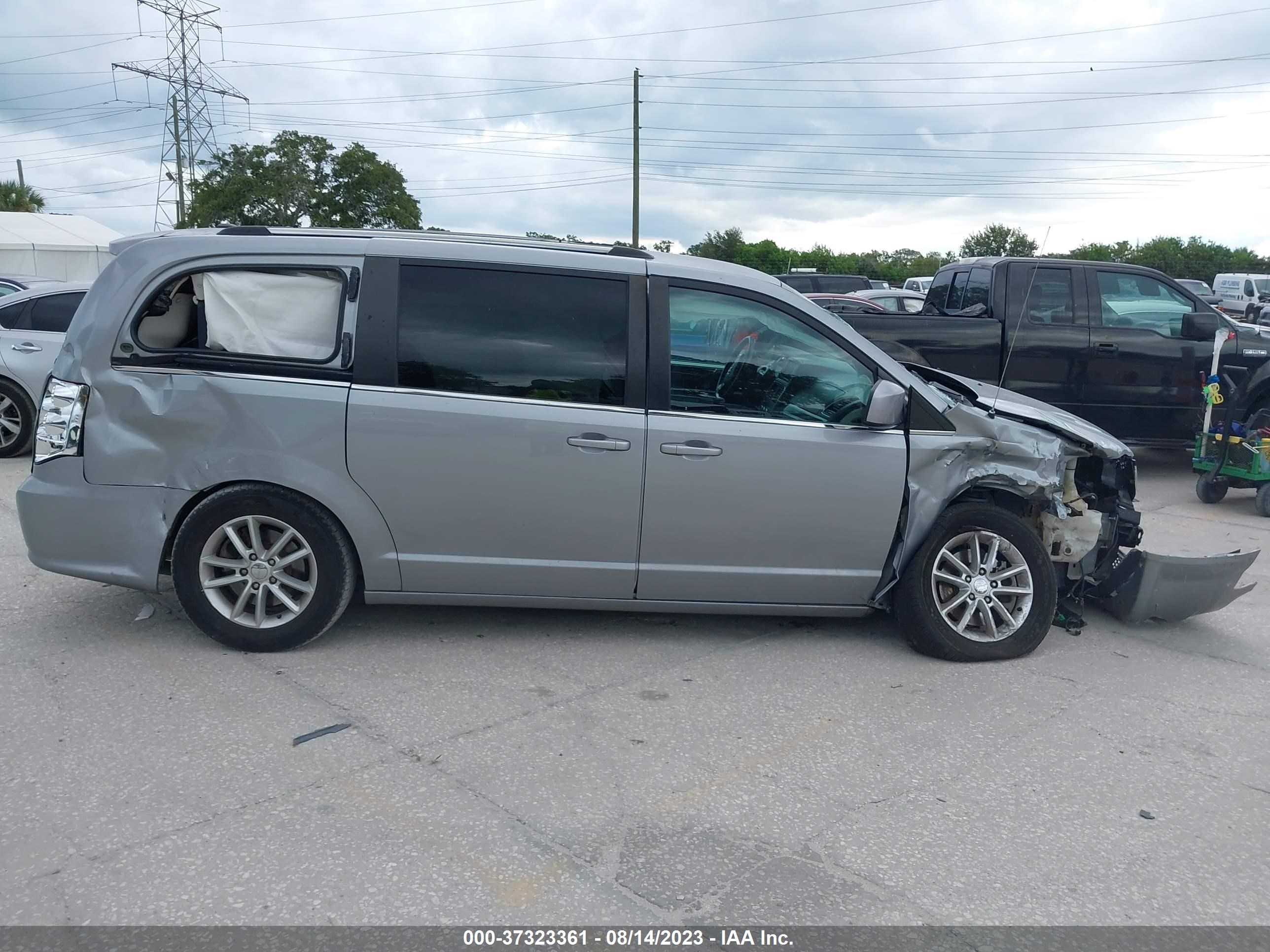 Photo 11 VIN: 2C4RDGCG1LR183769 - DODGE CARAVAN 