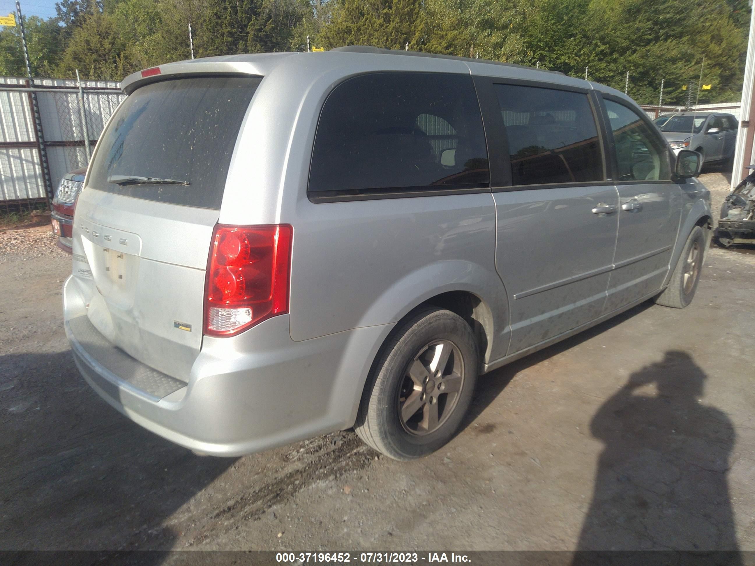 Photo 3 VIN: 2C4RDGCG2CR112063 - DODGE GRAND CARAVAN 