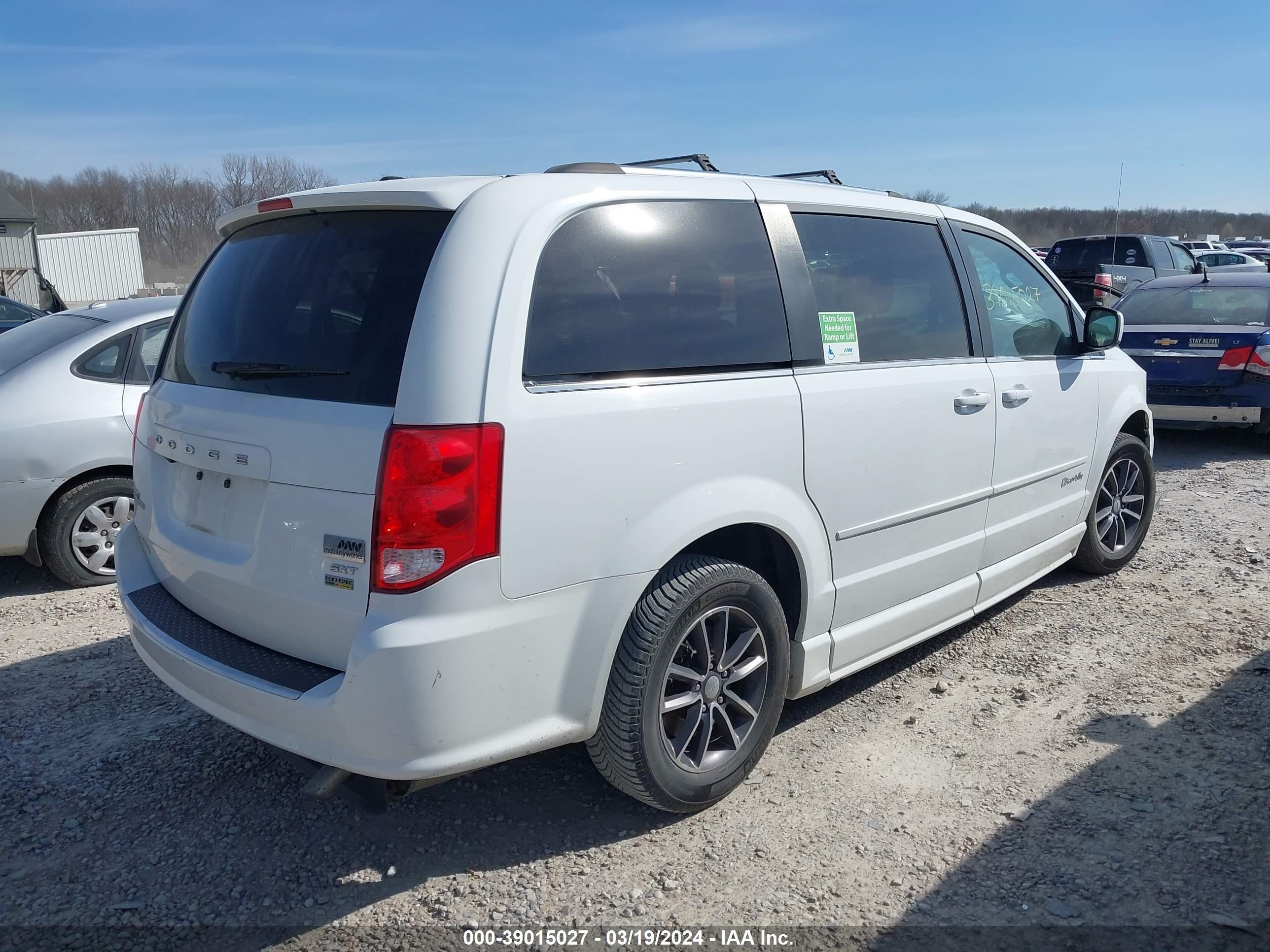 Photo 3 VIN: 2C4RDGCG2HR793042 - DODGE GRAND CARAVAN 