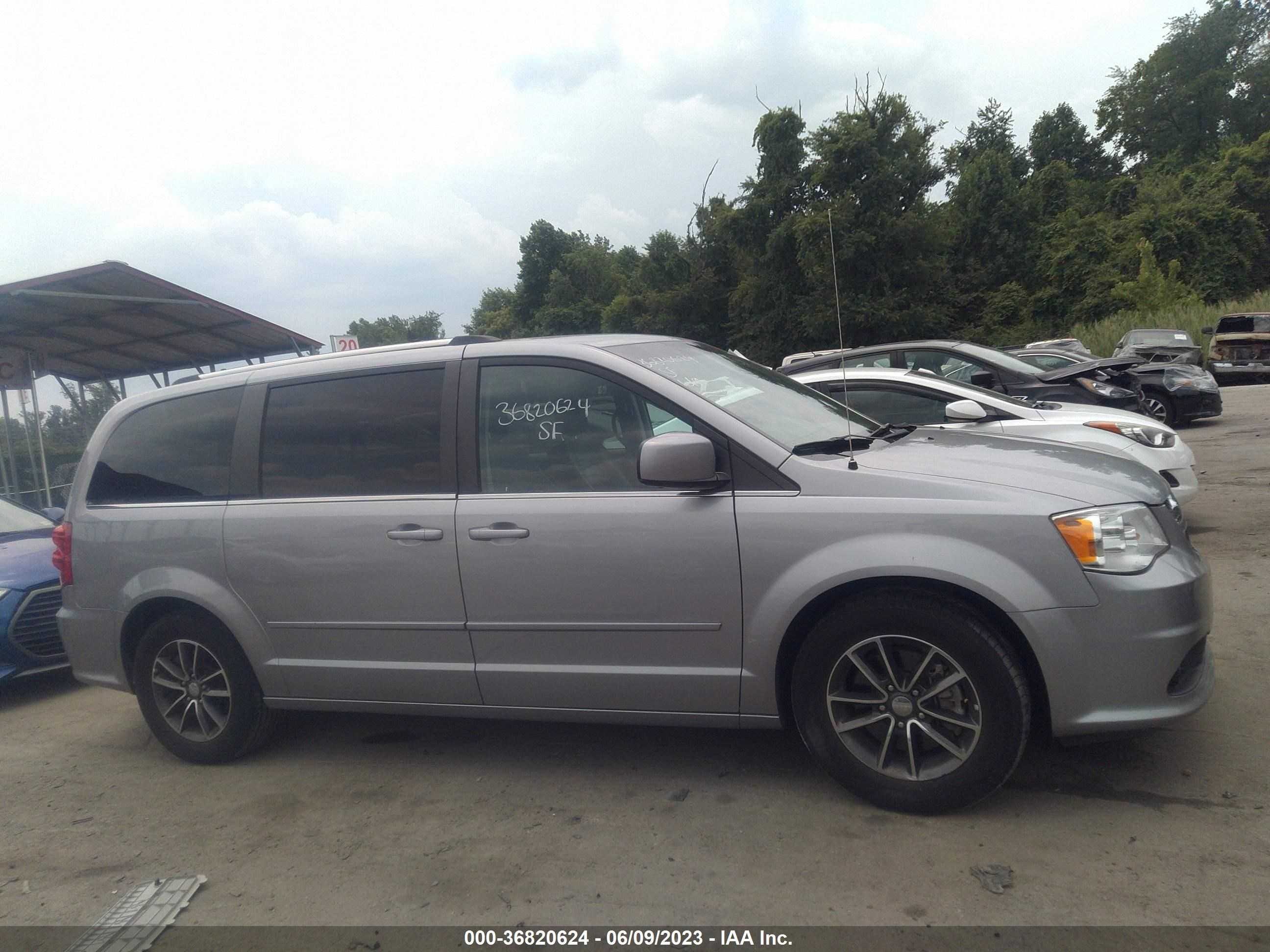 Photo 12 VIN: 2C4RDGCG2HR817825 - DODGE CARAVAN 