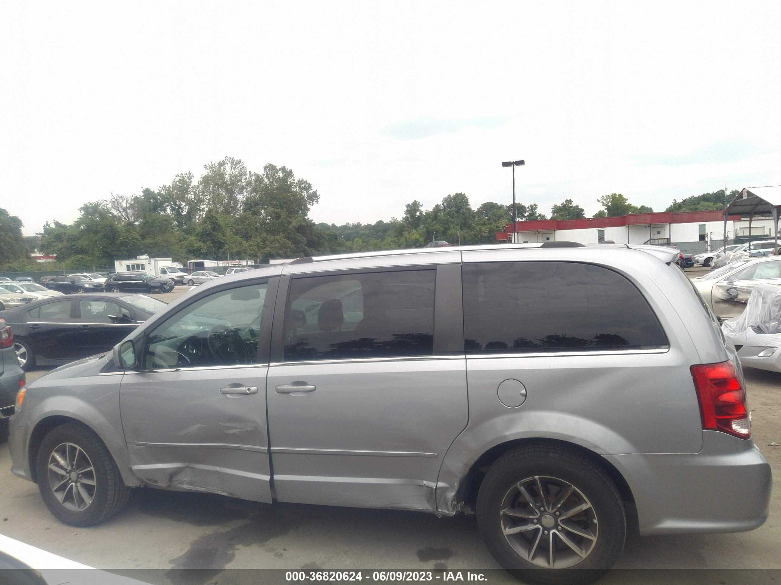 Photo 13 VIN: 2C4RDGCG2HR817825 - DODGE CARAVAN 