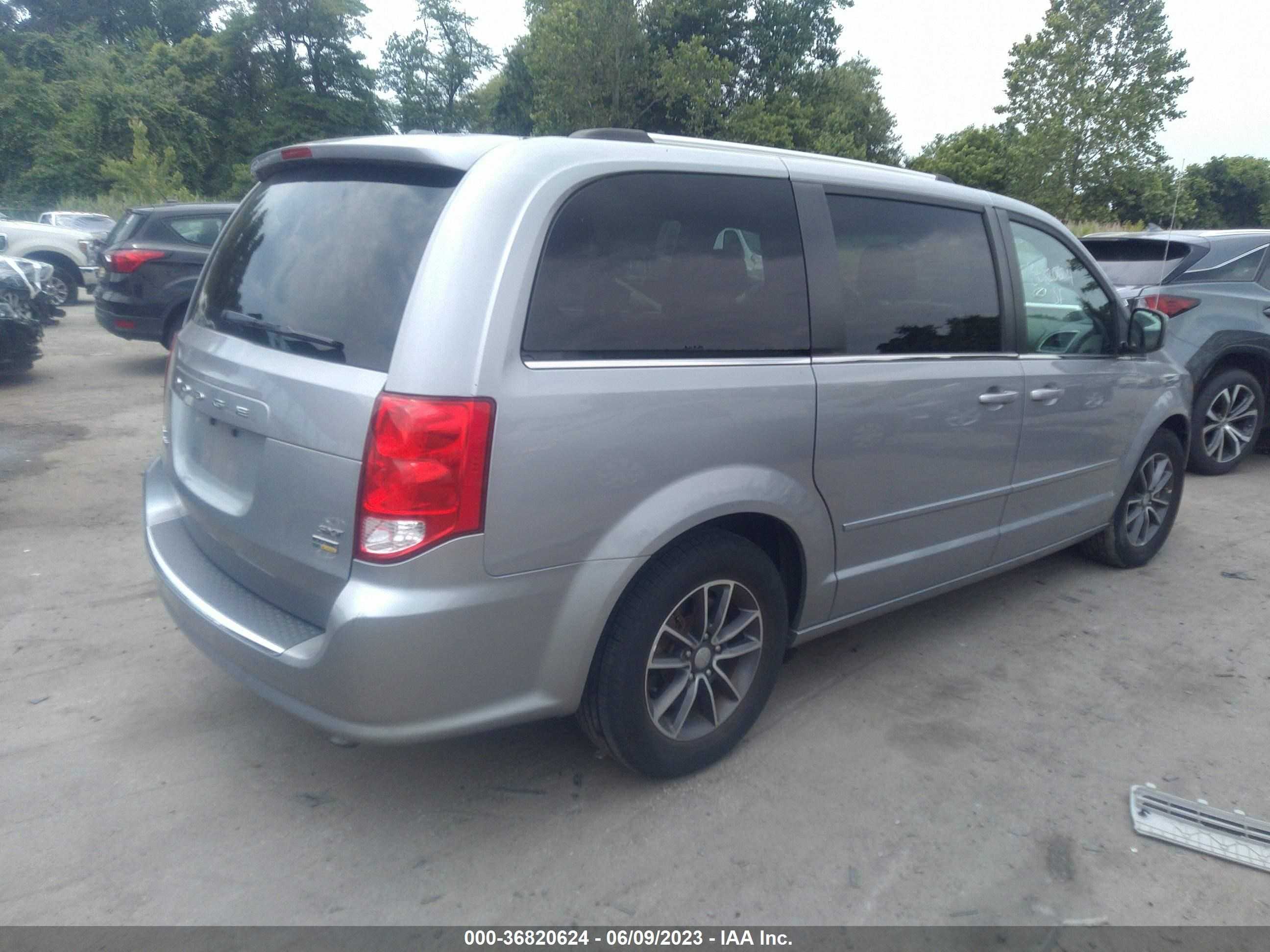 Photo 3 VIN: 2C4RDGCG2HR817825 - DODGE CARAVAN 