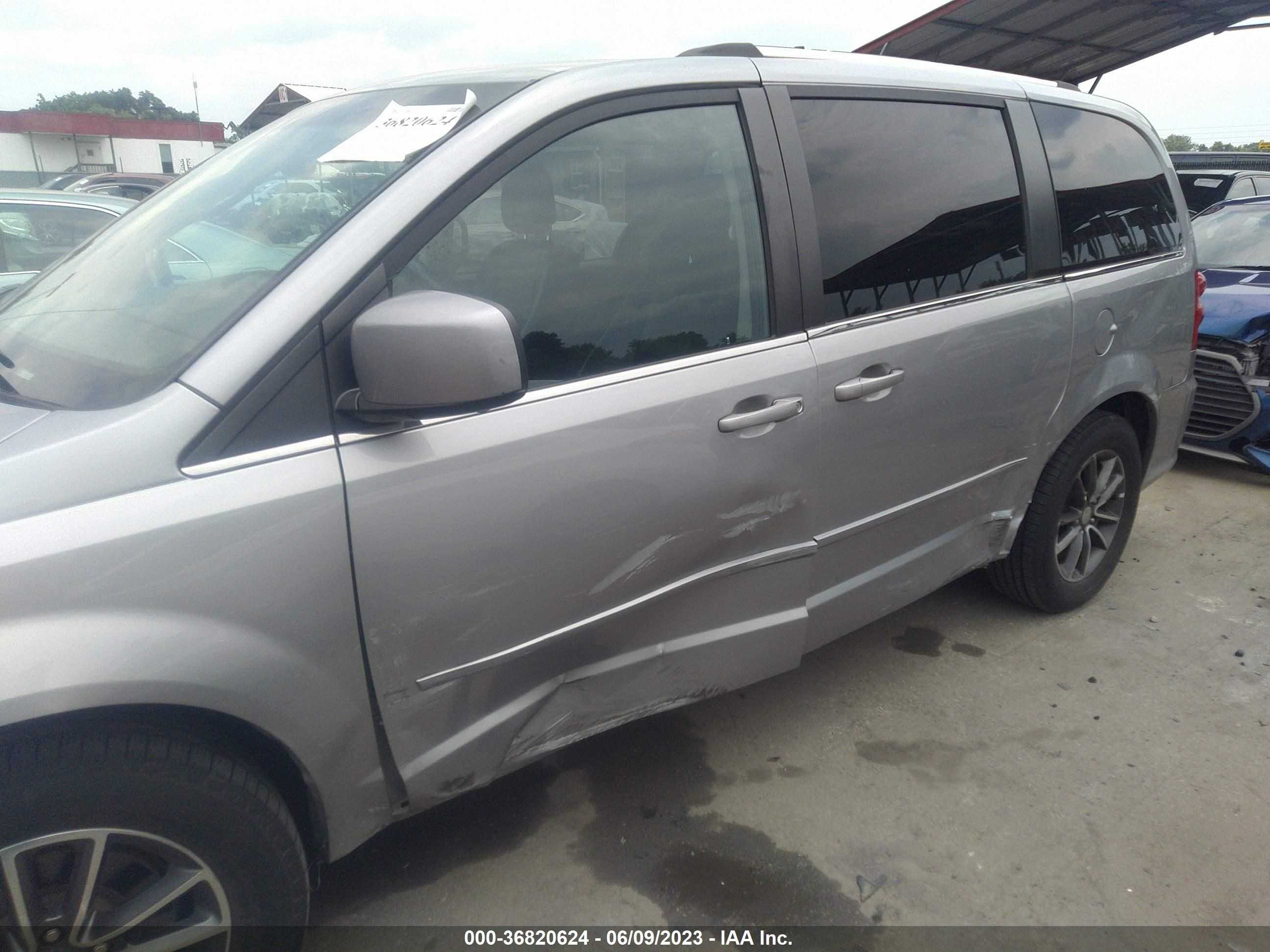 Photo 5 VIN: 2C4RDGCG2HR817825 - DODGE CARAVAN 