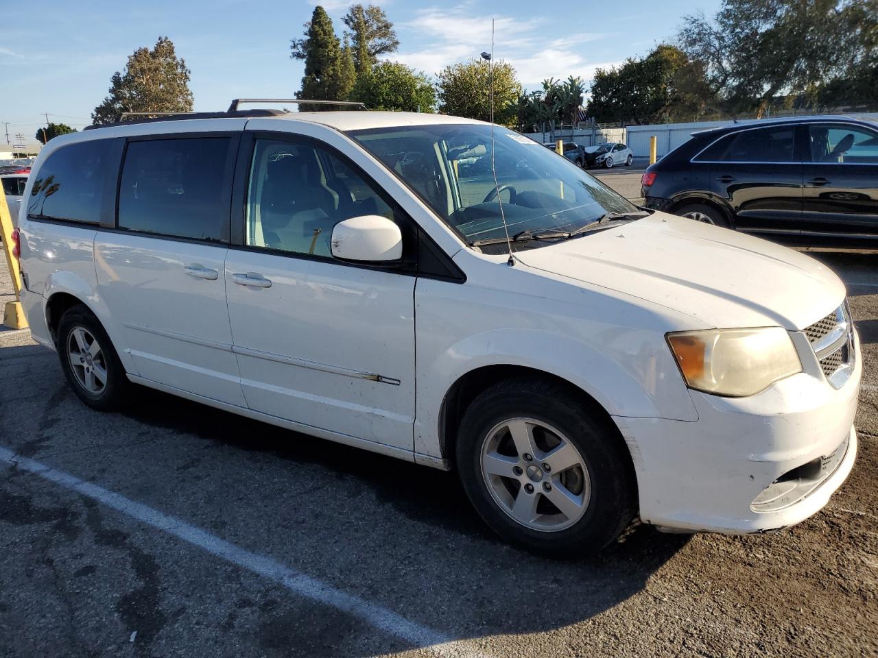 Photo 3 VIN: 2C4RDGCG3CR211751 - DODGE CARAVAN 