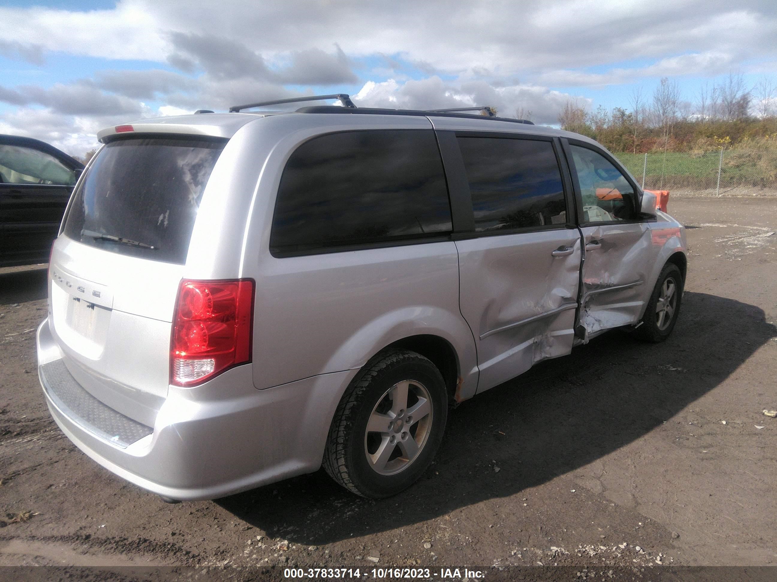 Photo 3 VIN: 2C4RDGCG3CR212186 - DODGE CARAVAN 