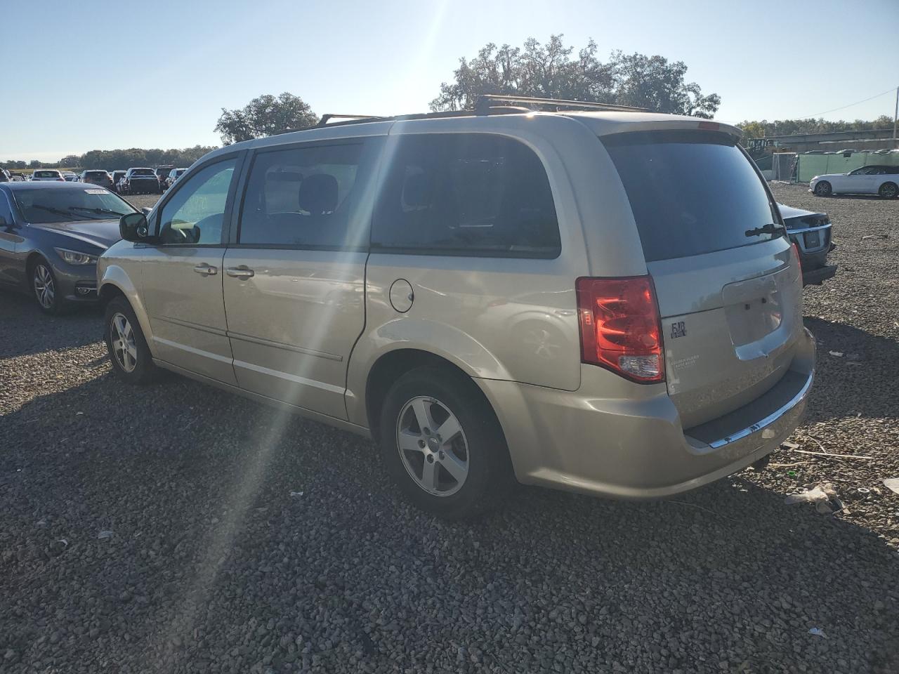 Photo 1 VIN: 2C4RDGCG3DR528446 - DODGE CARAVAN 