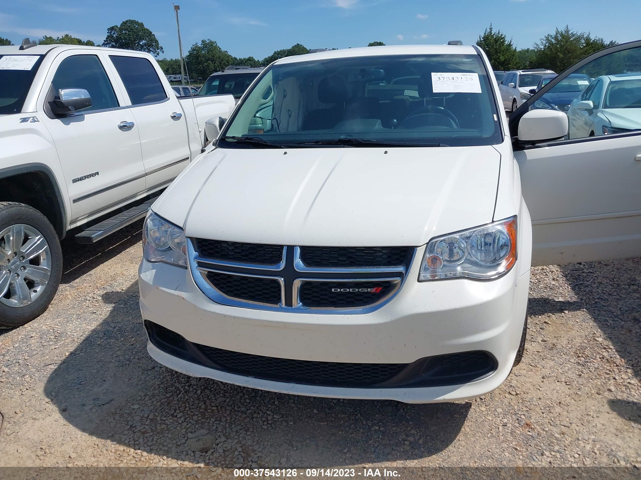 Photo 11 VIN: 2C4RDGCG3DR615120 - DODGE CARAVAN 