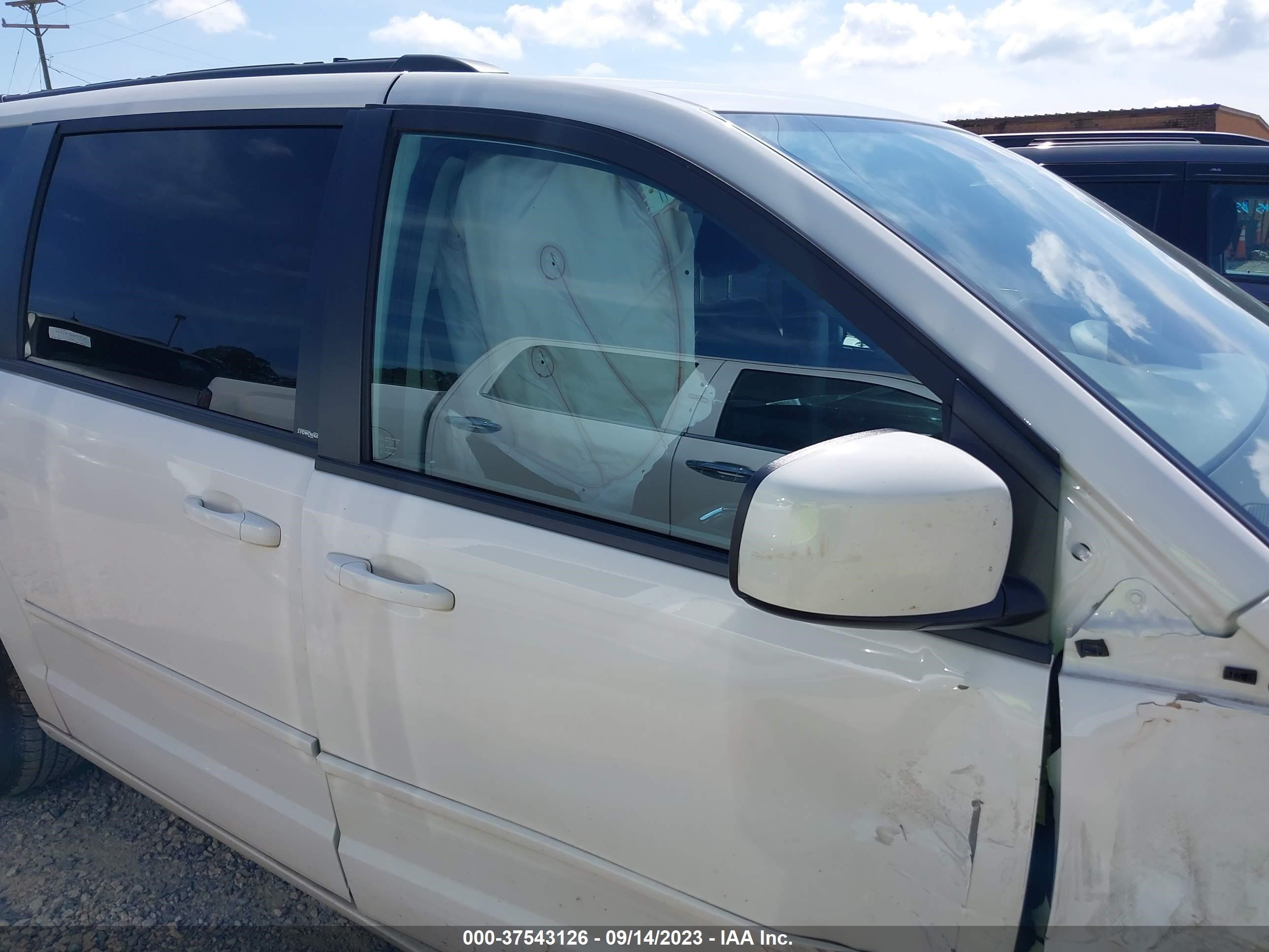 Photo 12 VIN: 2C4RDGCG3DR615120 - DODGE CARAVAN 