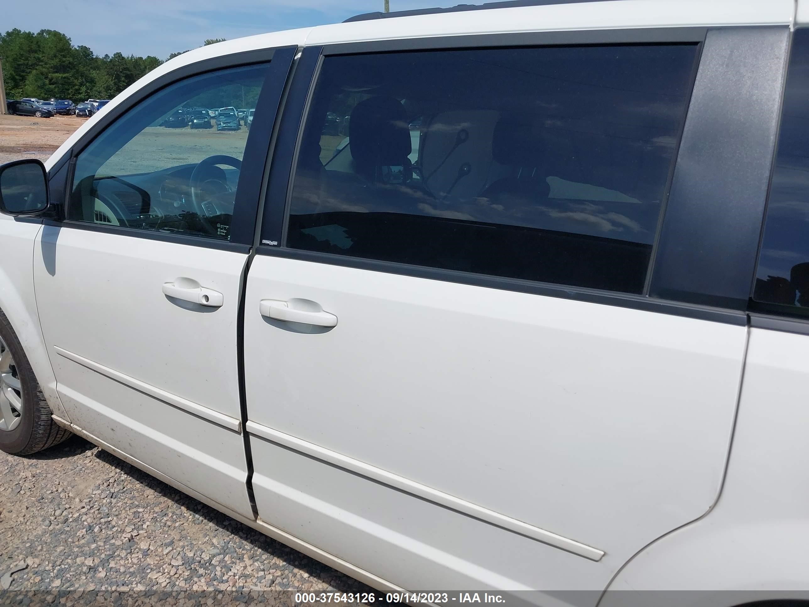 Photo 13 VIN: 2C4RDGCG3DR615120 - DODGE CARAVAN 