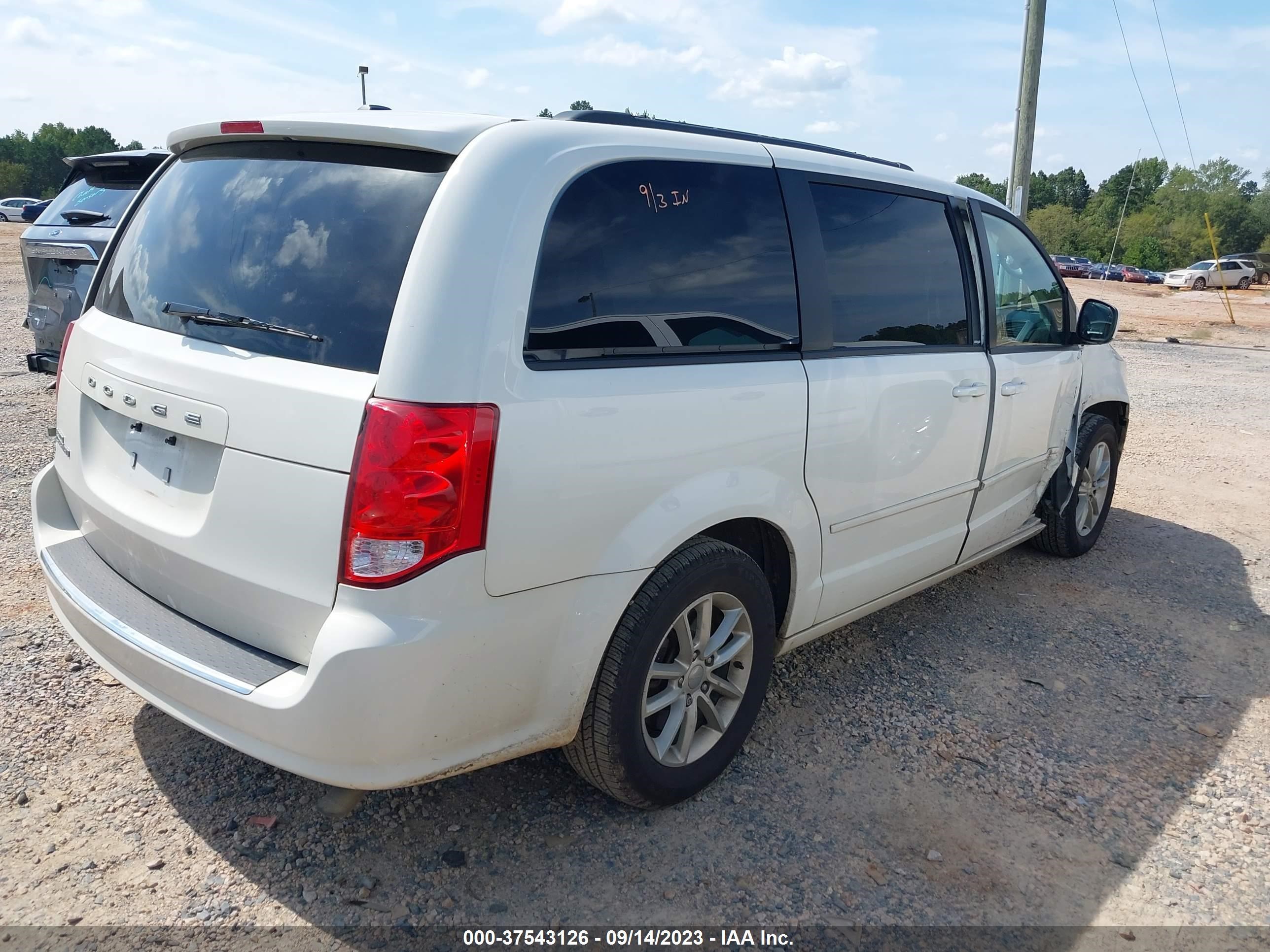 Photo 3 VIN: 2C4RDGCG3DR615120 - DODGE CARAVAN 