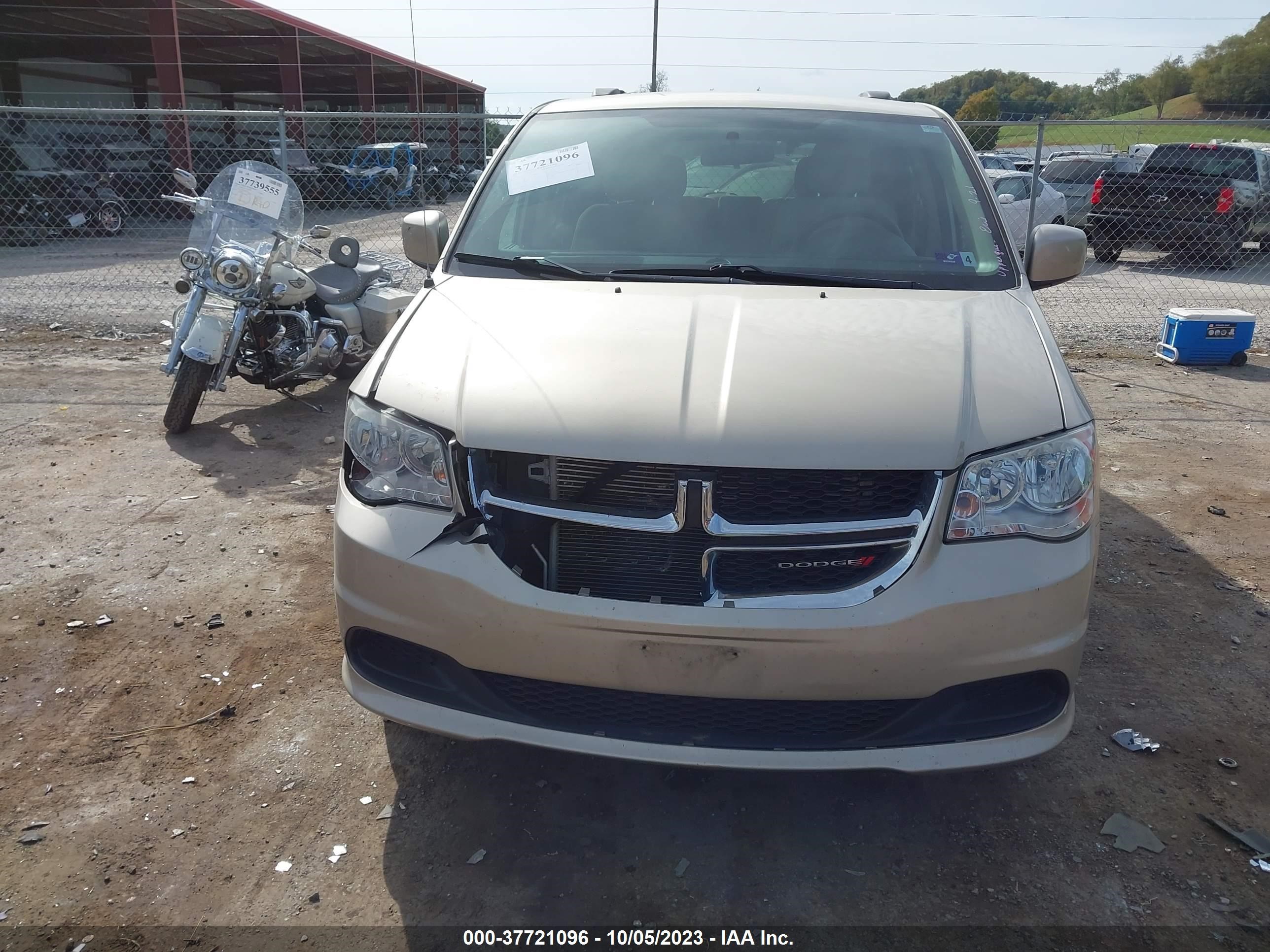 Photo 11 VIN: 2C4RDGCG3DR800915 - DODGE CARAVAN 