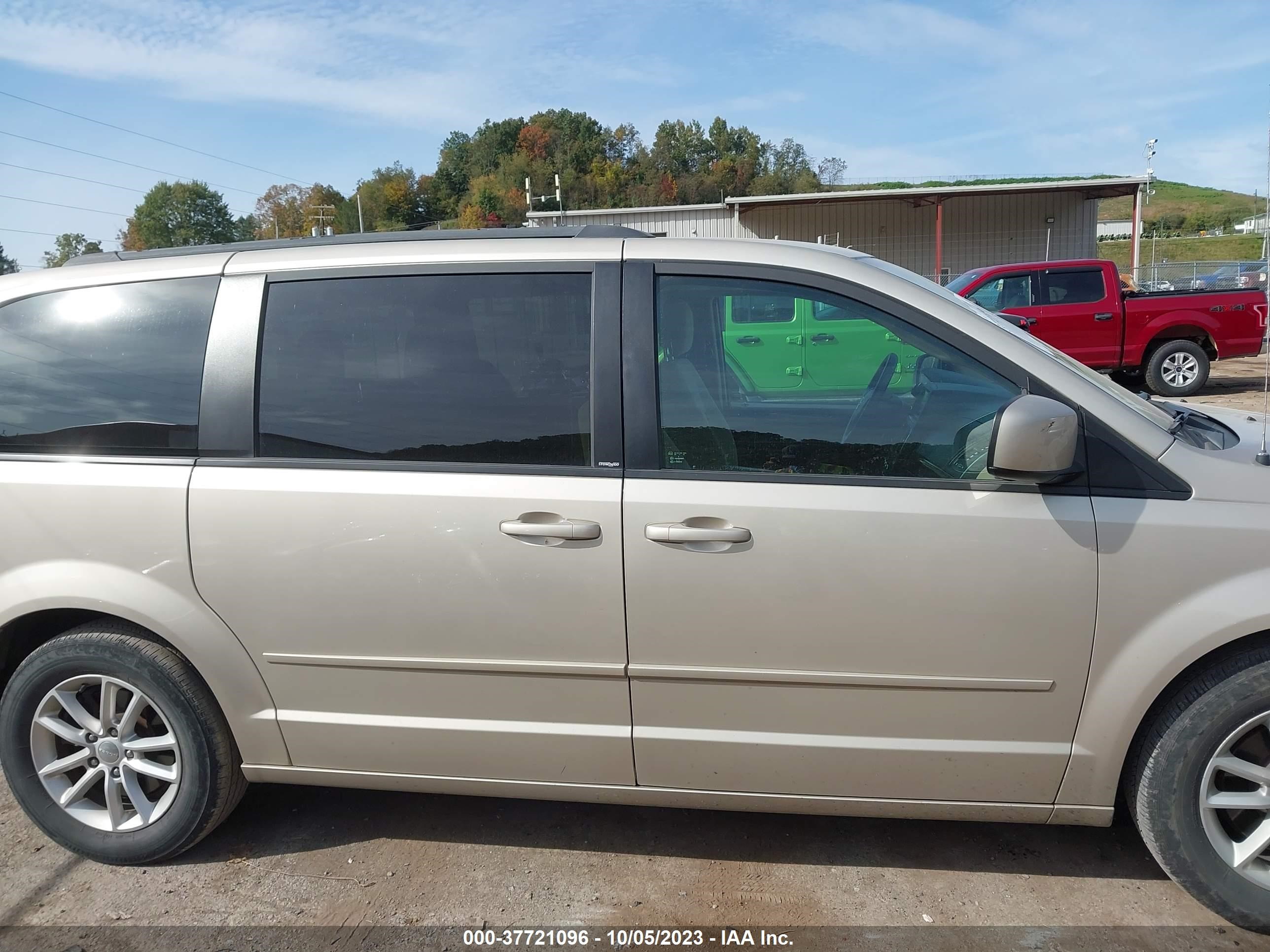 Photo 12 VIN: 2C4RDGCG3DR800915 - DODGE CARAVAN 