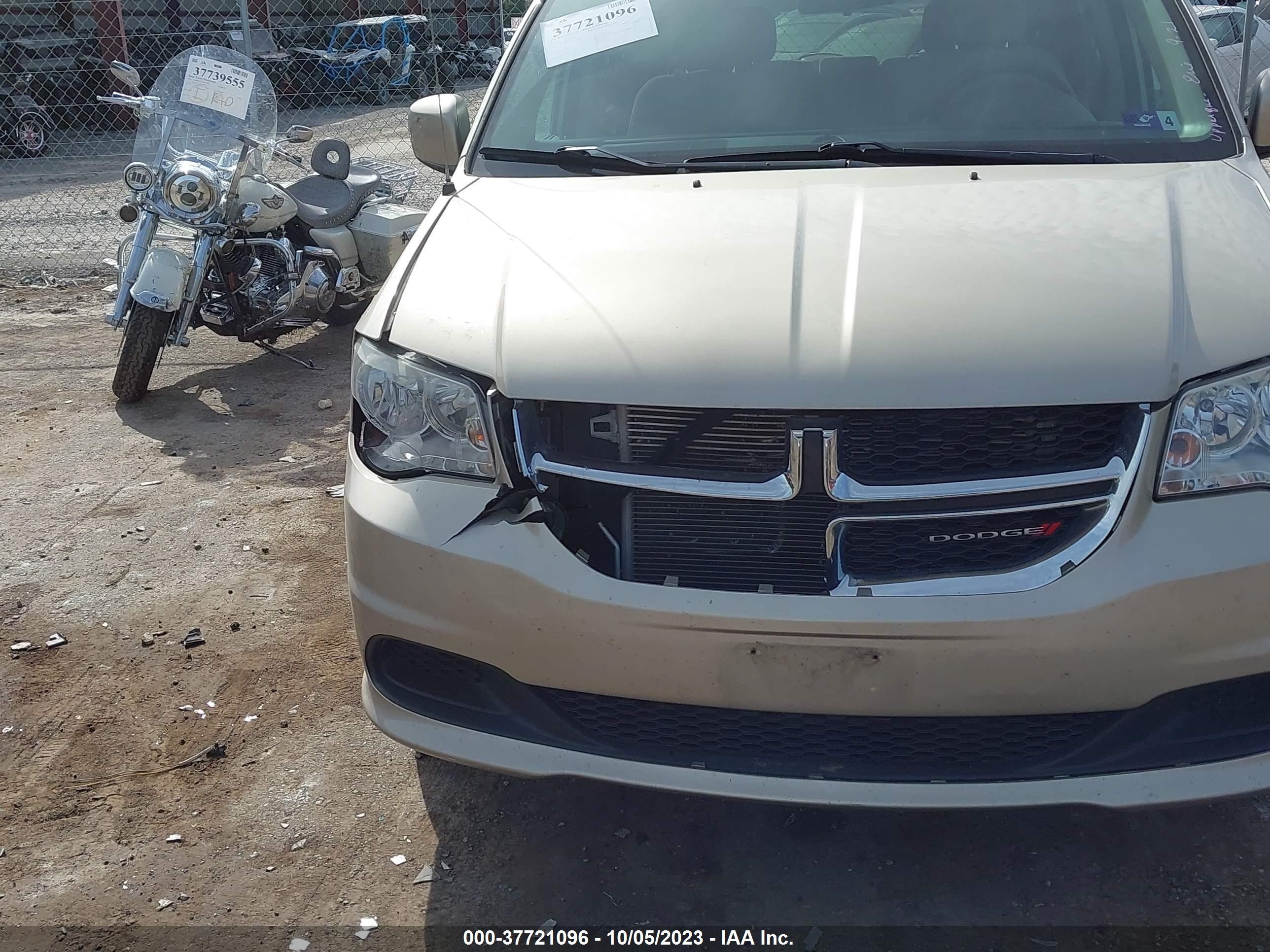 Photo 5 VIN: 2C4RDGCG3DR800915 - DODGE CARAVAN 