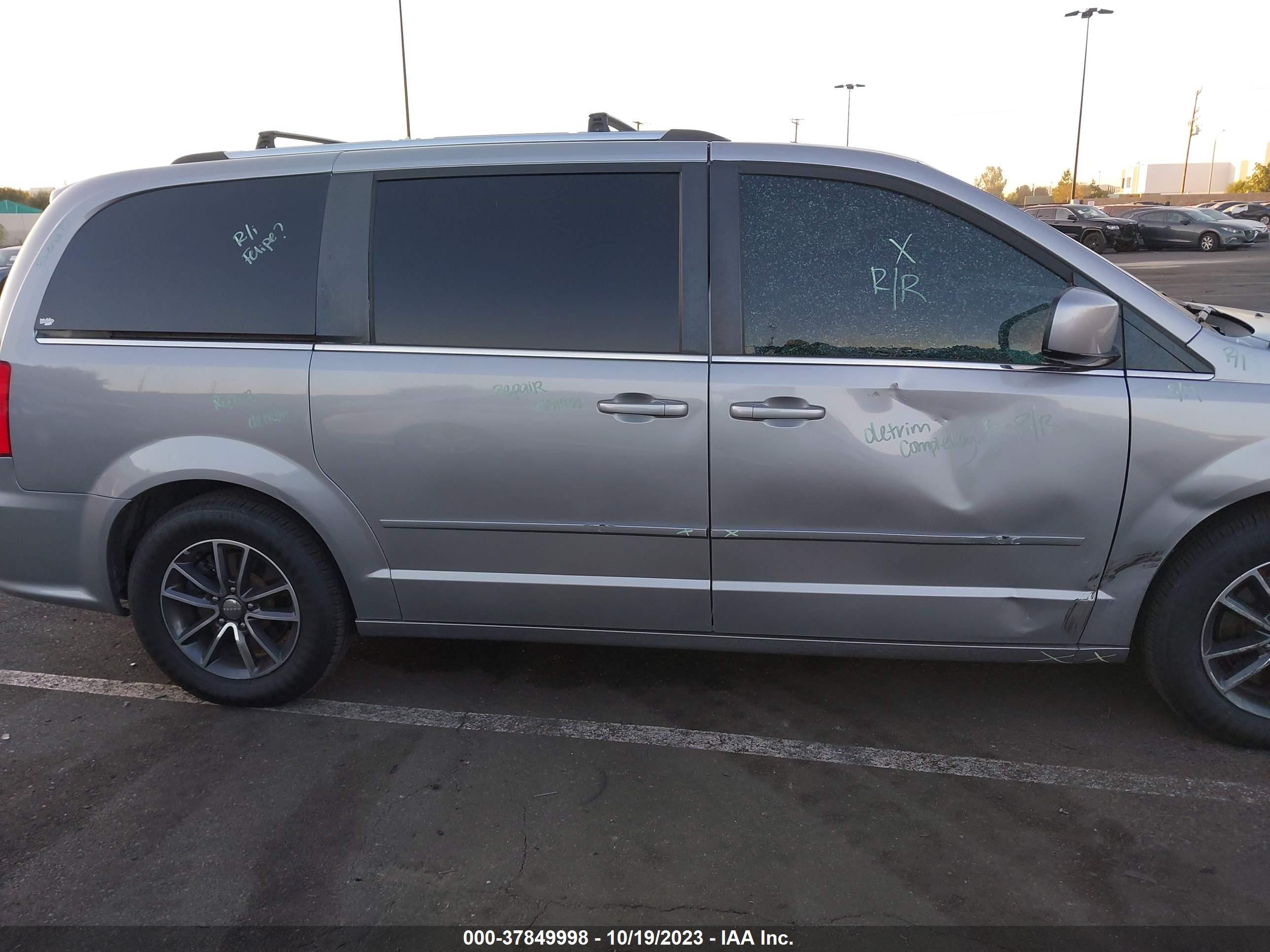 Photo 13 VIN: 2C4RDGCG3HR561162 - DODGE CARAVAN 