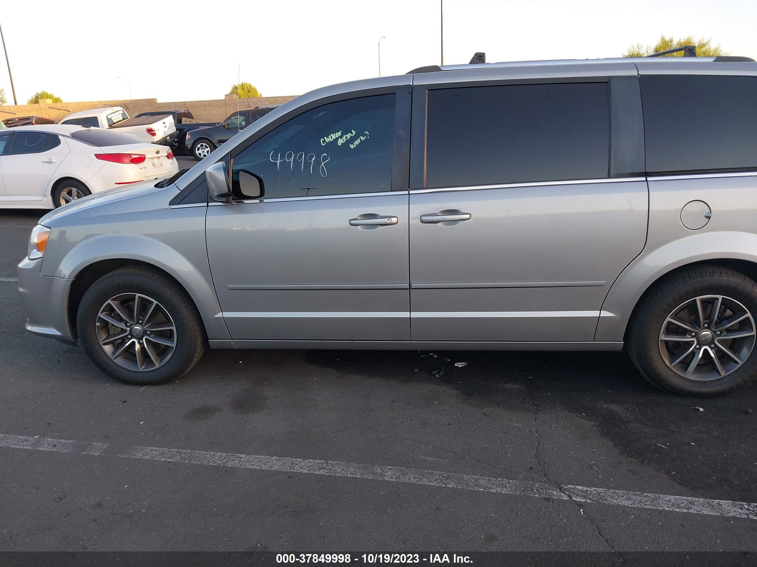 Photo 14 VIN: 2C4RDGCG3HR561162 - DODGE CARAVAN 