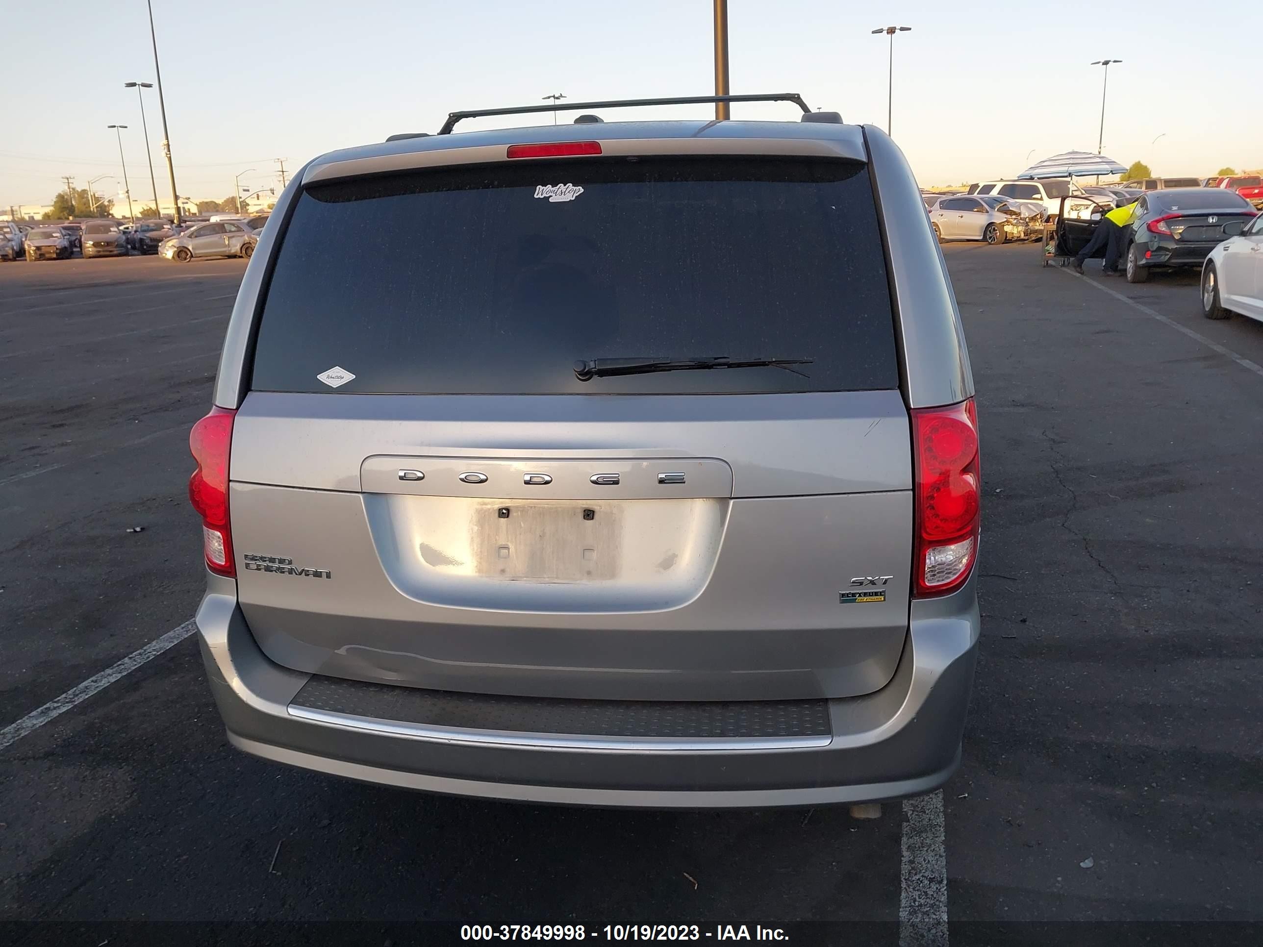 Photo 16 VIN: 2C4RDGCG3HR561162 - DODGE CARAVAN 