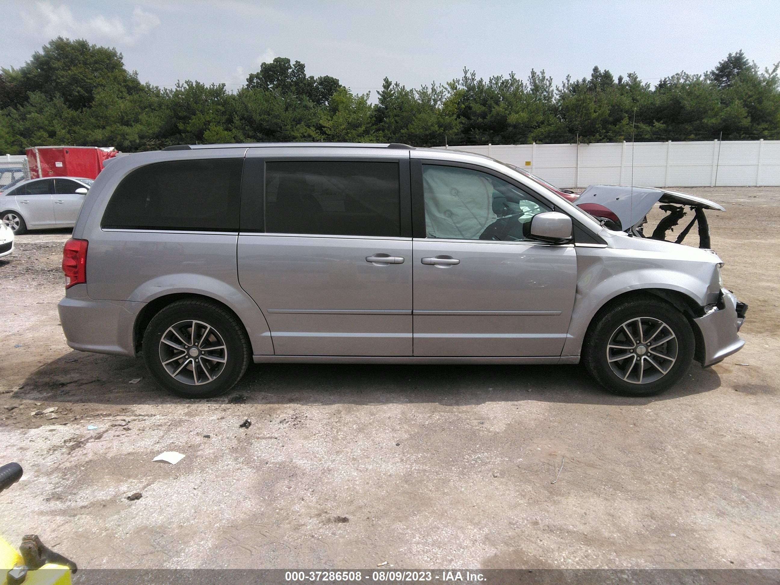 Photo 12 VIN: 2C4RDGCG3HR625393 - DODGE CARAVAN 