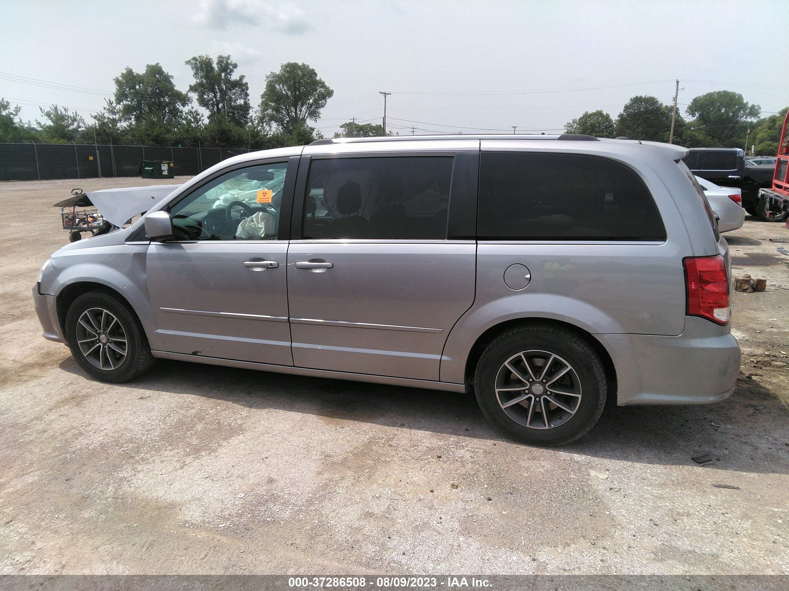 Photo 13 VIN: 2C4RDGCG3HR625393 - DODGE CARAVAN 