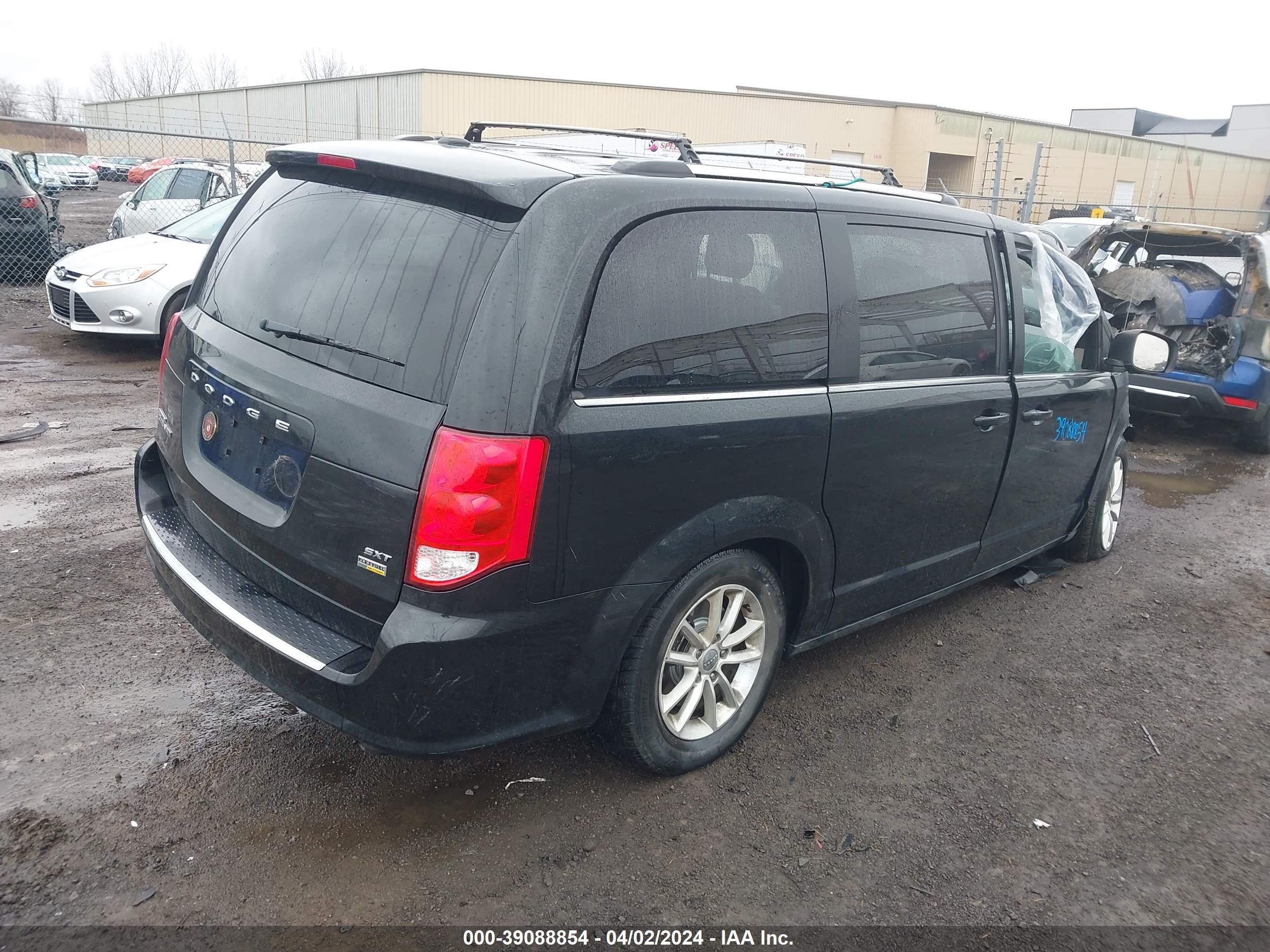 Photo 3 VIN: 2C4RDGCG3JR207292 - DODGE CARAVAN 