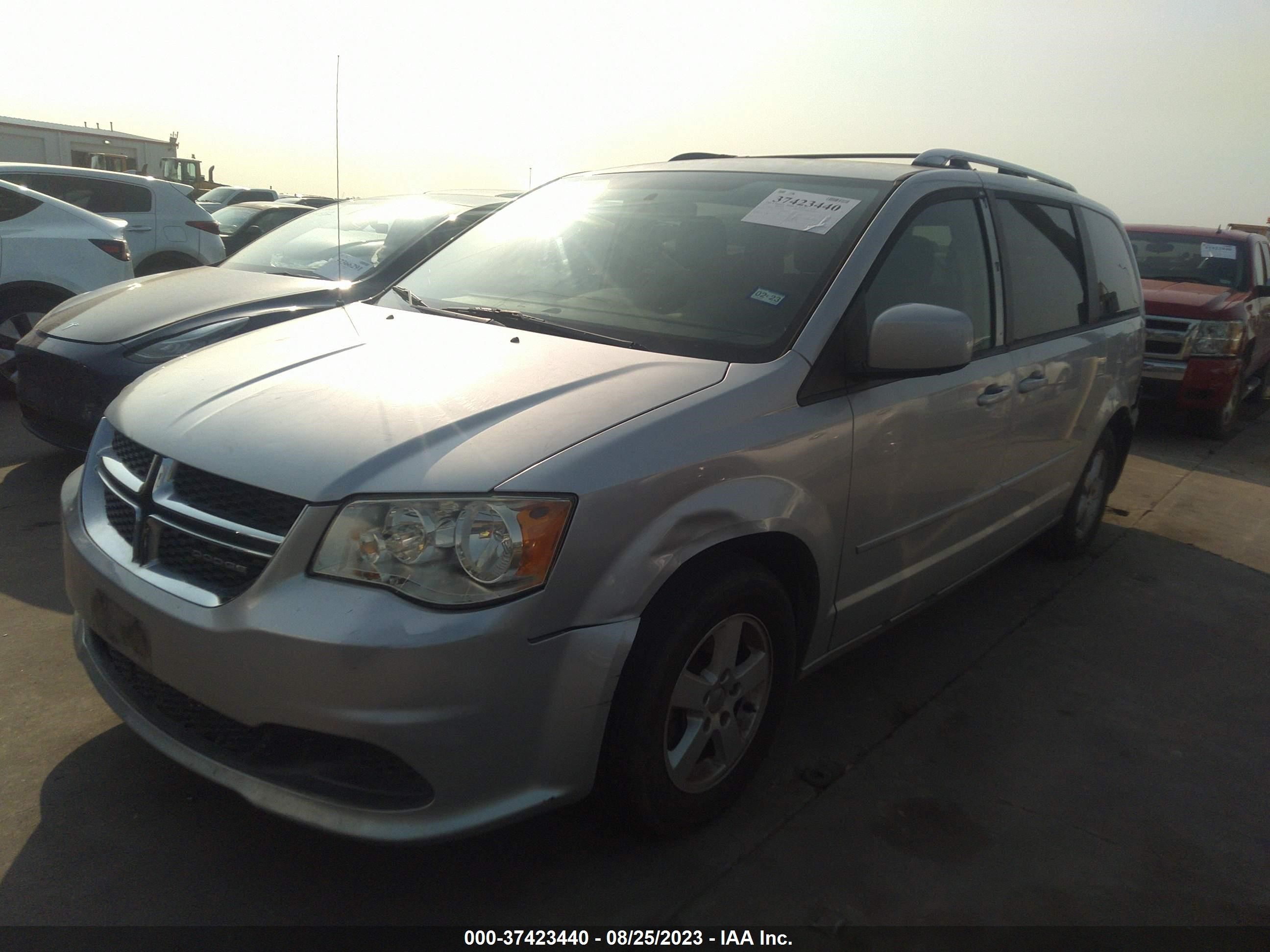 Photo 2 VIN: 2C4RDGCG4CR138504 - DODGE CARAVAN 