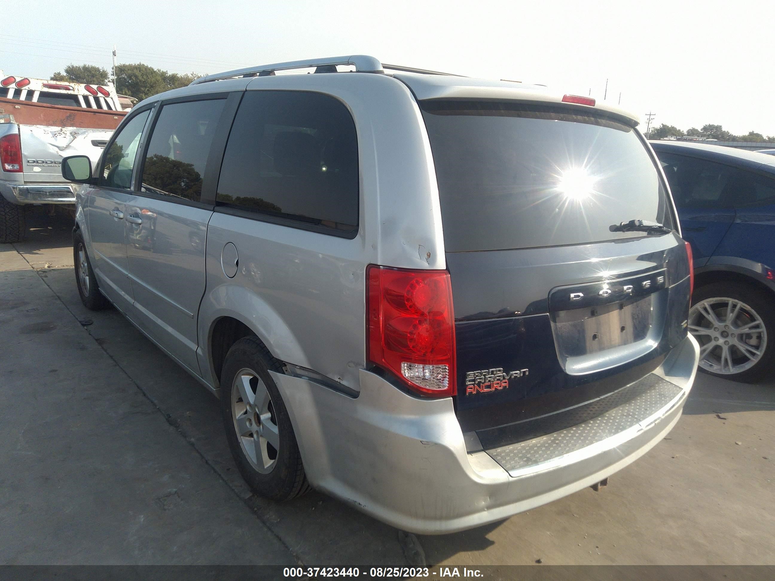 Photo 3 VIN: 2C4RDGCG4CR138504 - DODGE CARAVAN 