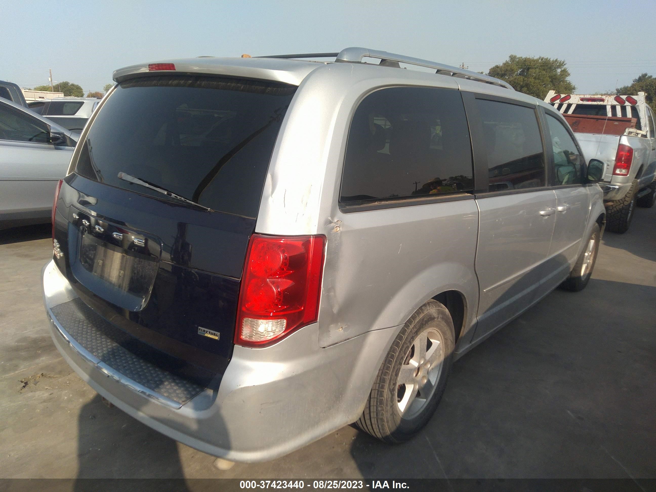 Photo 4 VIN: 2C4RDGCG4CR138504 - DODGE CARAVAN 