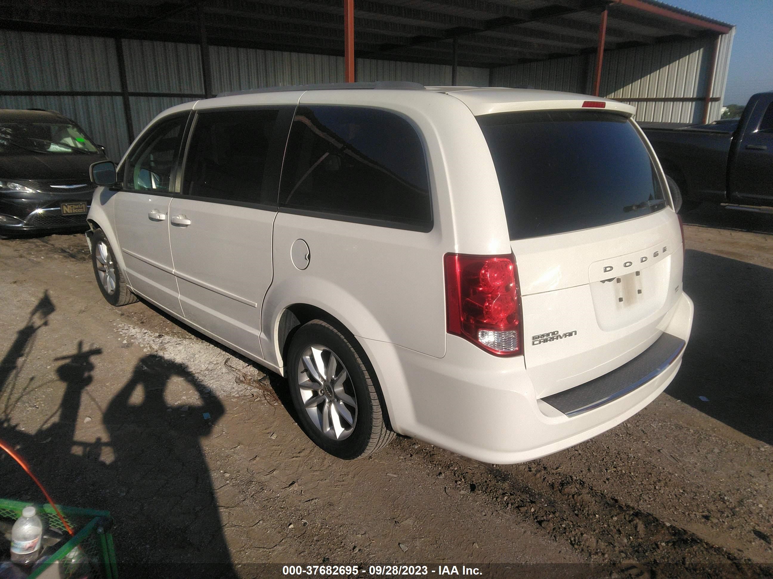 Photo 2 VIN: 2C4RDGCG4DR773501 - DODGE CARAVAN 