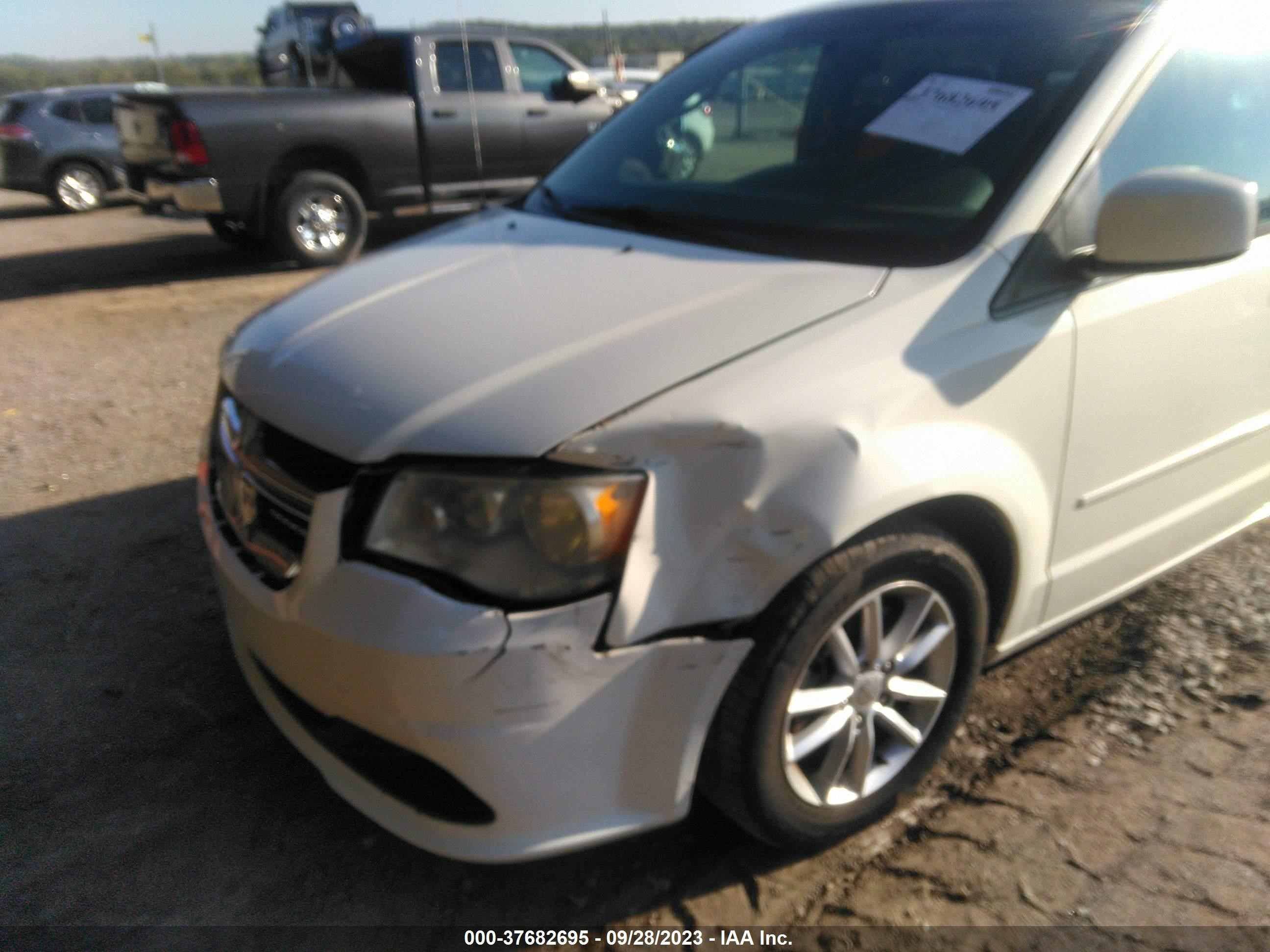 Photo 5 VIN: 2C4RDGCG4DR773501 - DODGE CARAVAN 