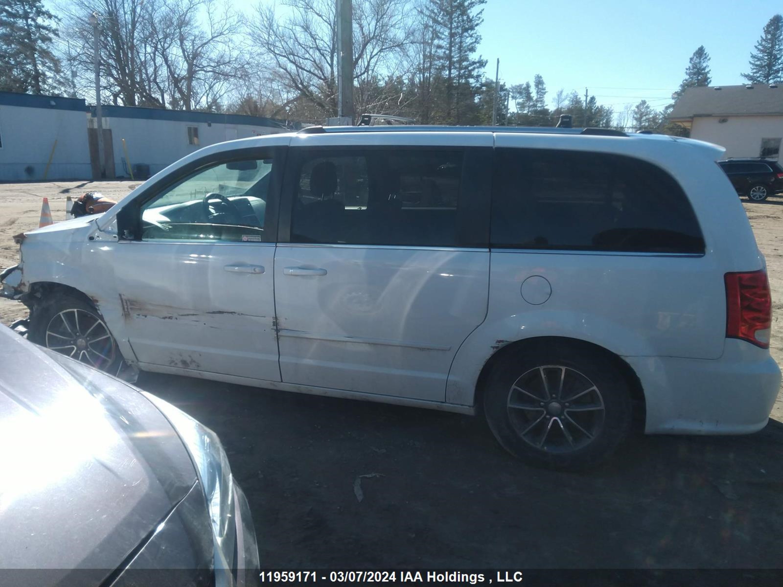 Photo 13 VIN: 2C4RDGCG4HR604567 - DODGE CARAVAN 