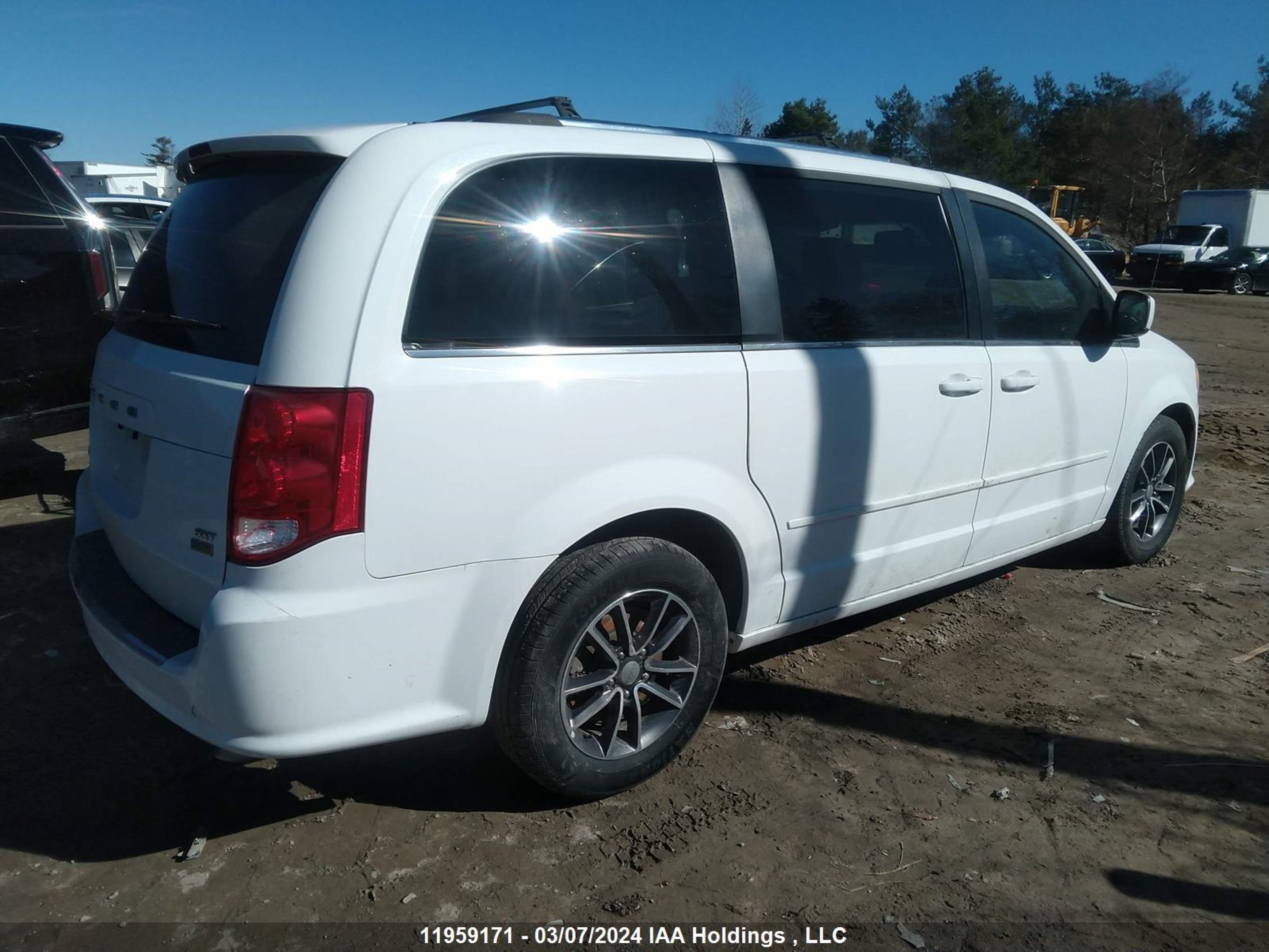 Photo 3 VIN: 2C4RDGCG4HR604567 - DODGE CARAVAN 