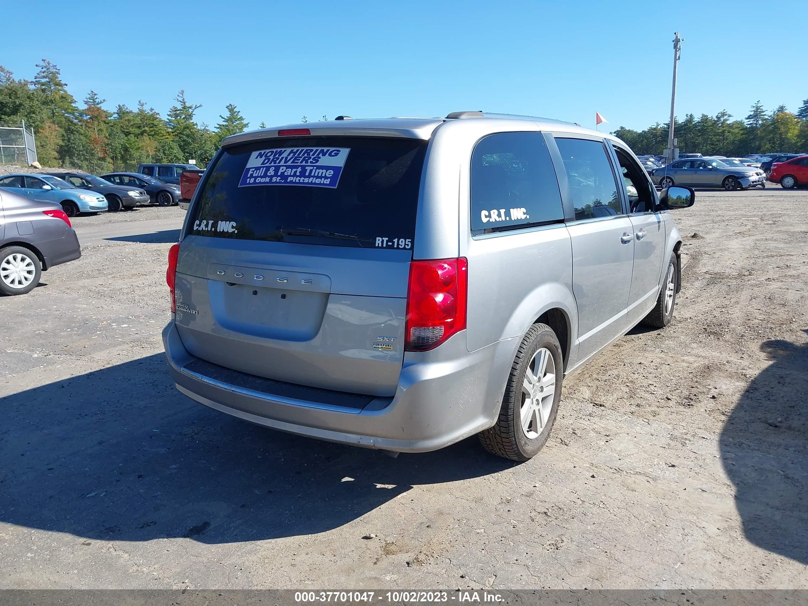 Photo 3 VIN: 2C4RDGCG4JR239801 - DODGE CARAVAN 