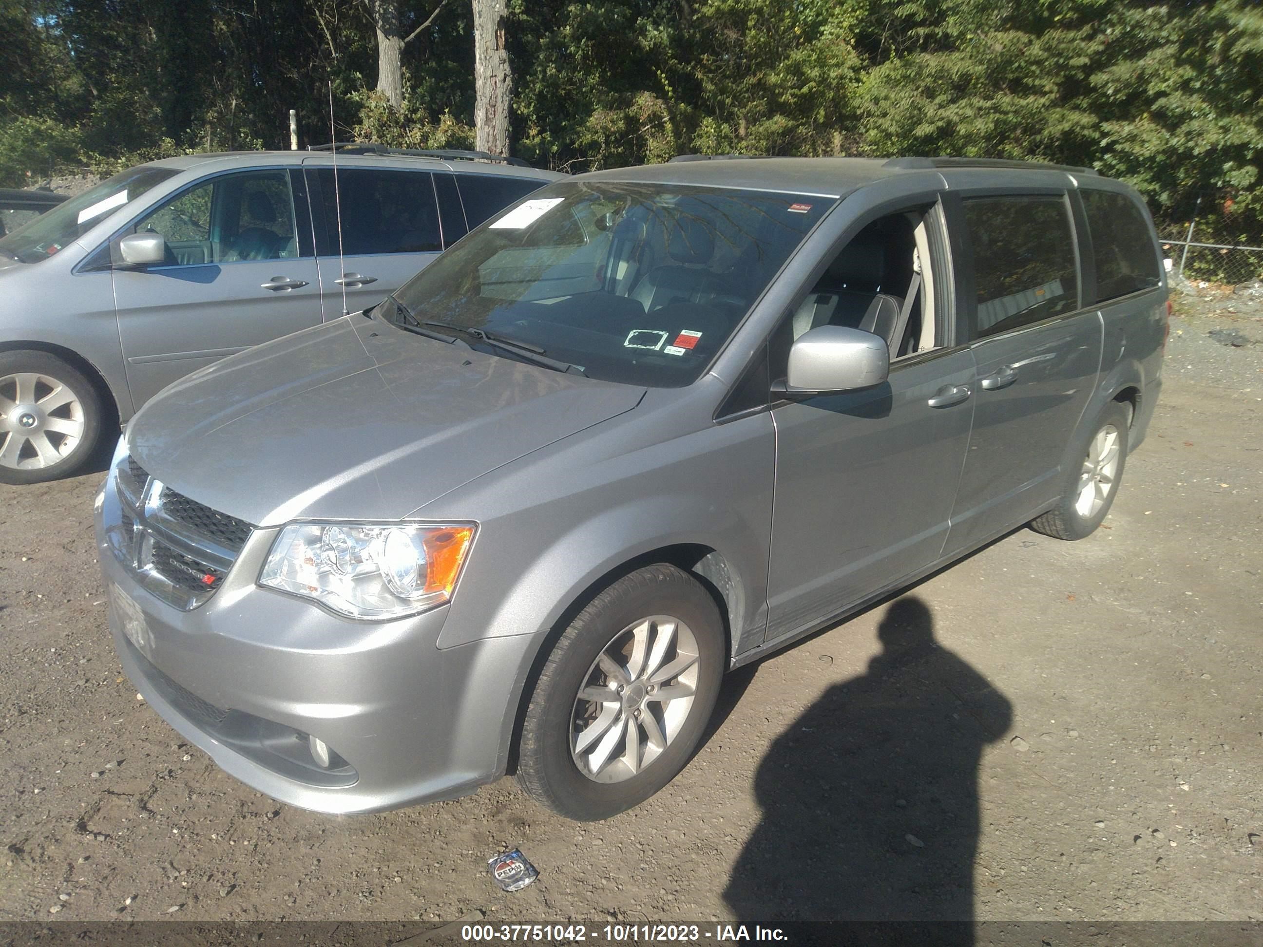 Photo 1 VIN: 2C4RDGCG4KR519123 - DODGE CARAVAN 