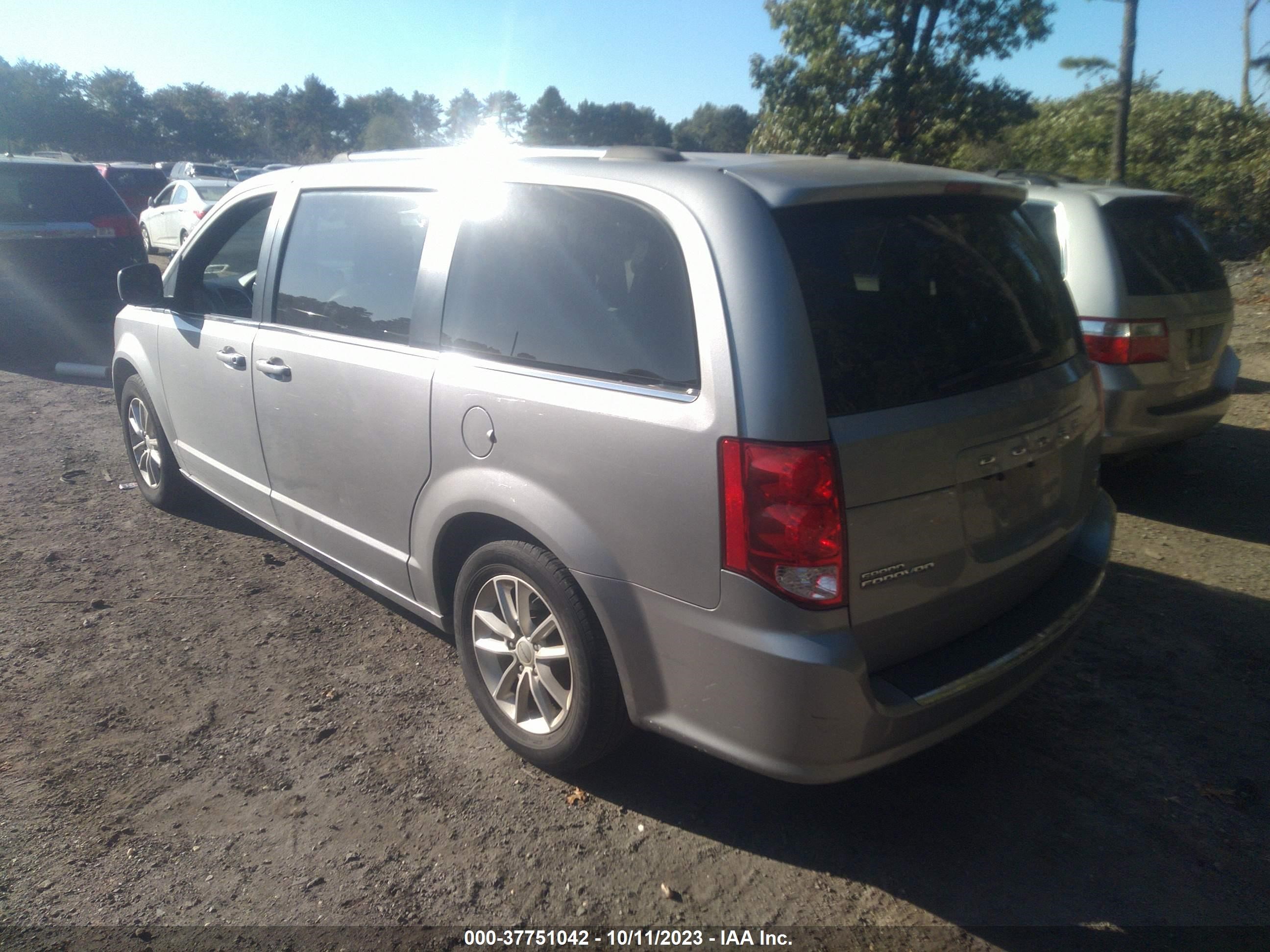 Photo 2 VIN: 2C4RDGCG4KR519123 - DODGE CARAVAN 