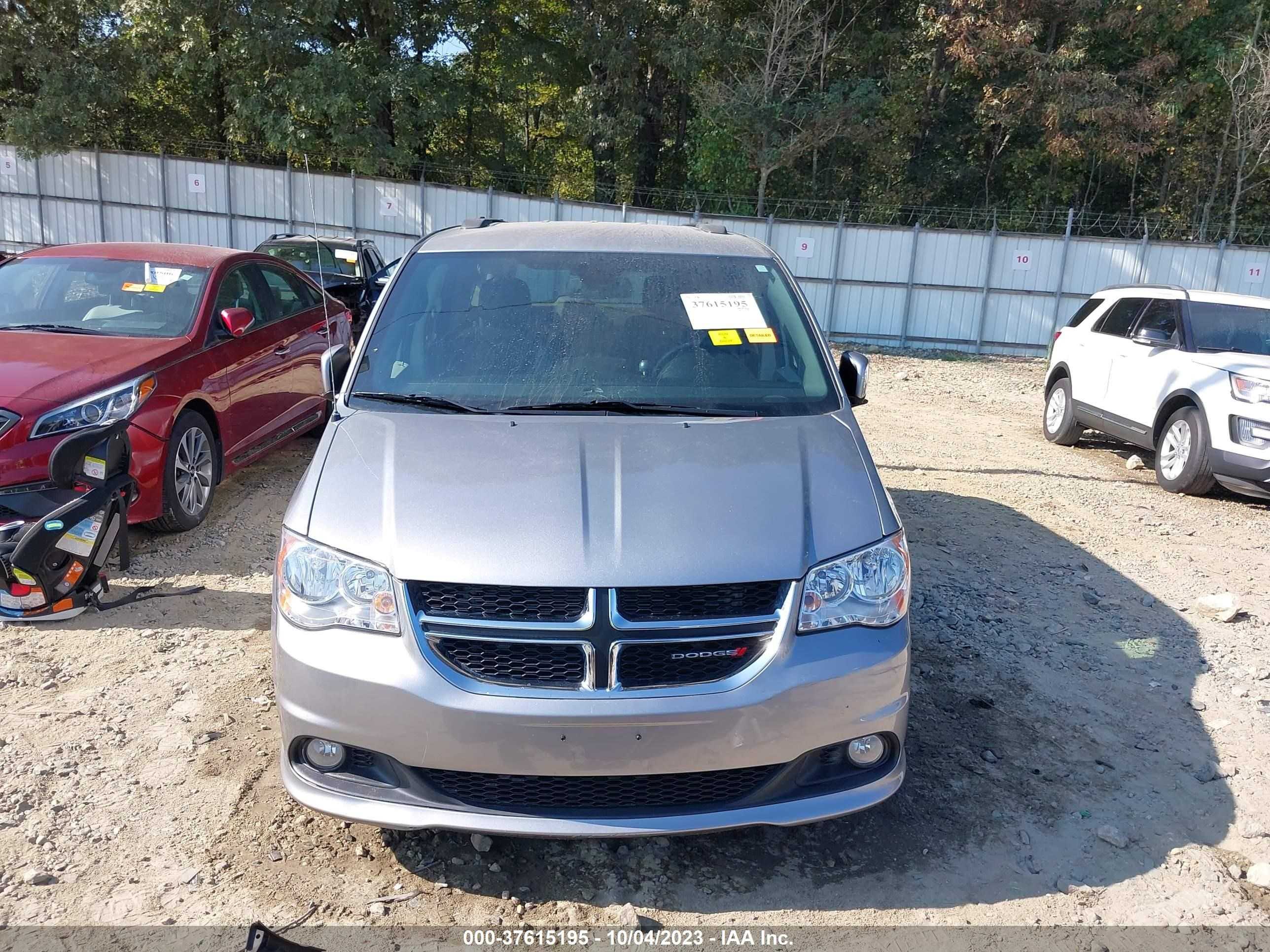 Photo 11 VIN: 2C4RDGCG4KR661570 - DODGE GRAND CARAVAN 