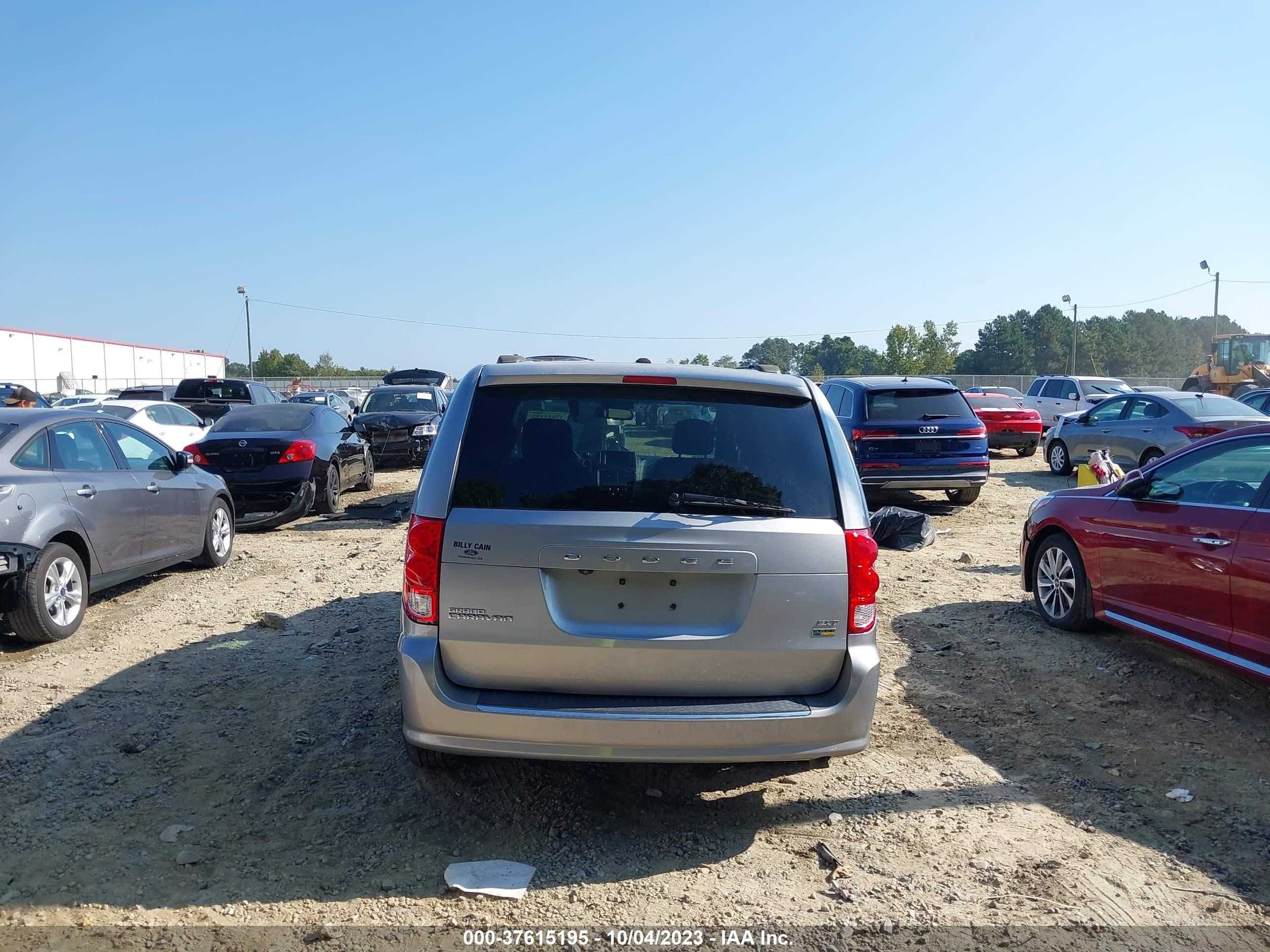 Photo 15 VIN: 2C4RDGCG4KR661570 - DODGE GRAND CARAVAN 