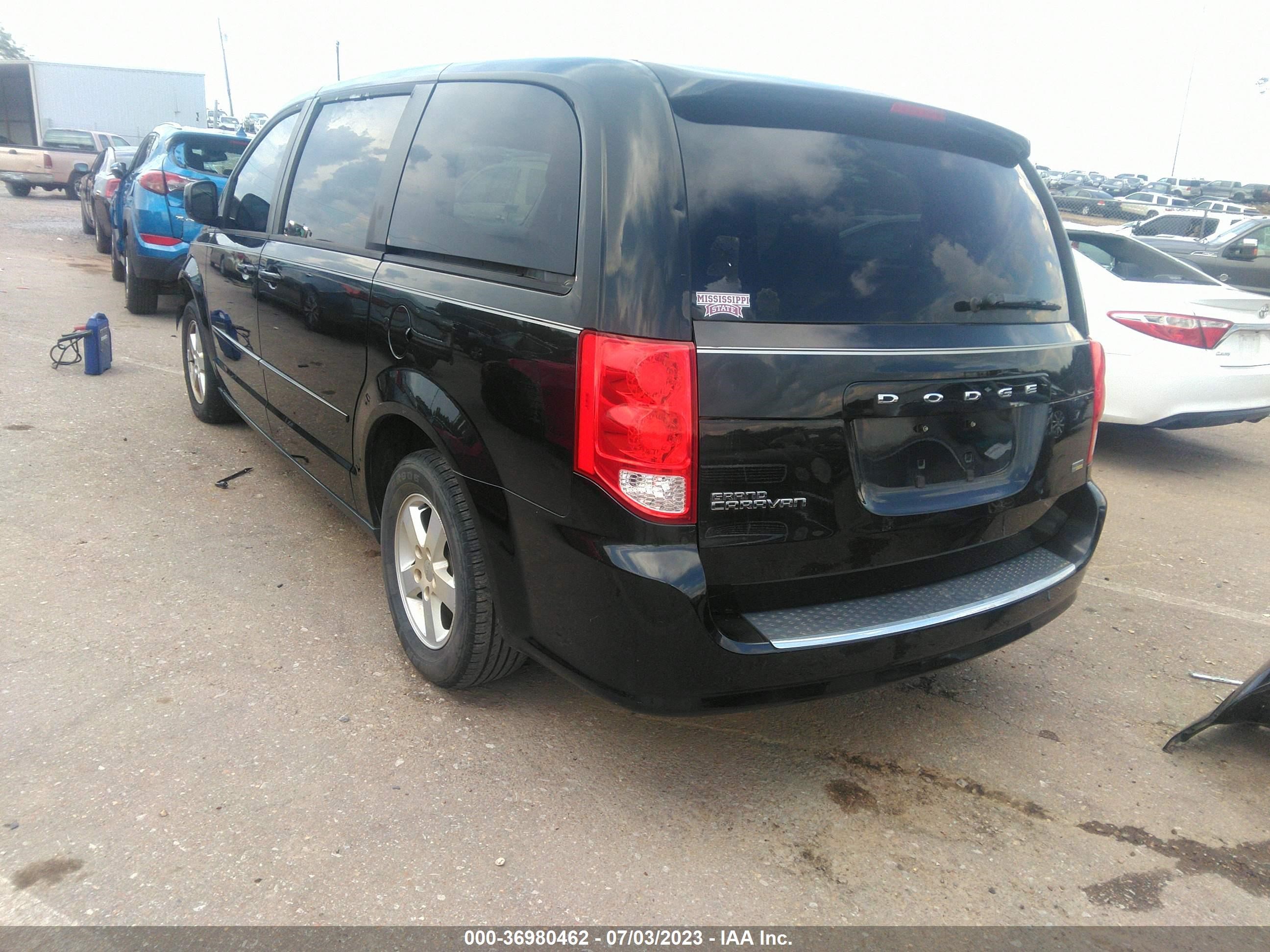 Photo 2 VIN: 2C4RDGCG5DR502642 - DODGE CARAVAN 